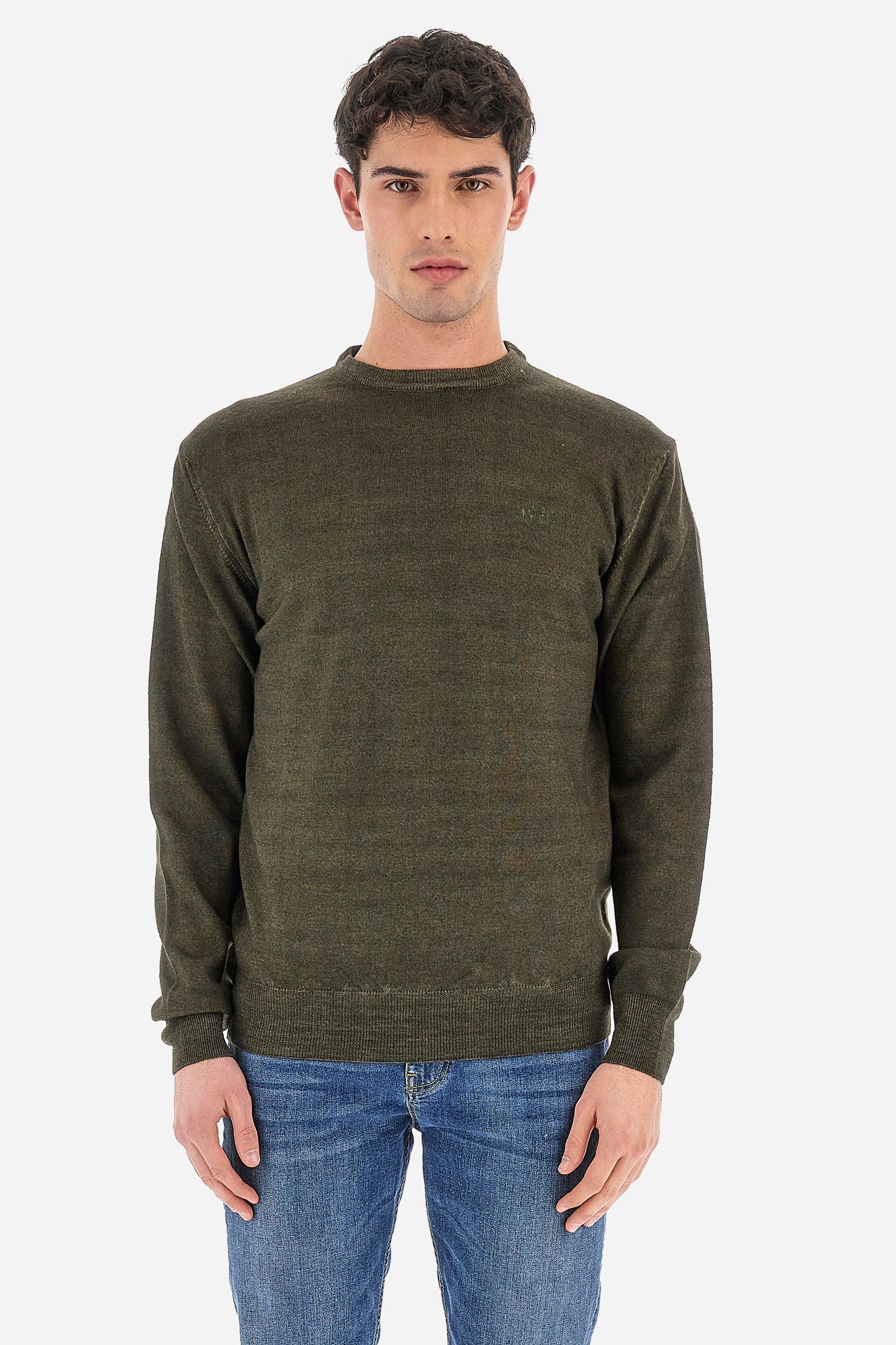 This long-sleeved crew-neck men's top is made of 100% wool and has a regular fit that makes it comfortable without being tight. Belonging to the Essential line, the solid colour of this top allows it to be easily combined with other items in your wardrobe, while the small embroidered logo on the chest adds a touch of subtle elegance to the garment. Perfect for those looking for a versatile and quality garment. The model is 187 cm tall and wears a size L. - Ivy Green