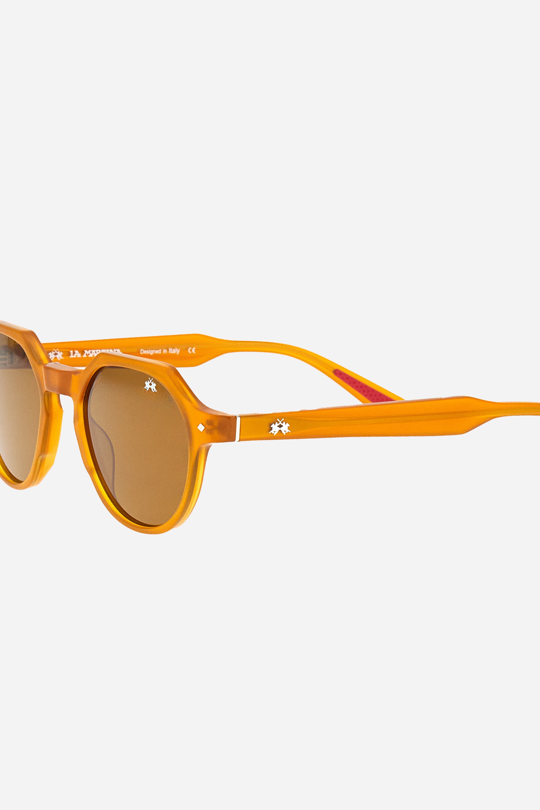 Men's sunglasses with a Pantos frame, a silhouette with a rounded profile and balanced lines, ideal for an essential and timeless look. The acetate frame guarantees lightness, resistance and a high-quality finish. Full tint mineral lenses offer complete UV protection and clear, uniform vision. The choice of mineral glass ensures maximum optical transparency and scratch resistance, for high performance and durability over time. Shaft width: 142 mmCalibre (lens diameter): 49 mmBridge: 21 mm - HONEY MATT/BROWN