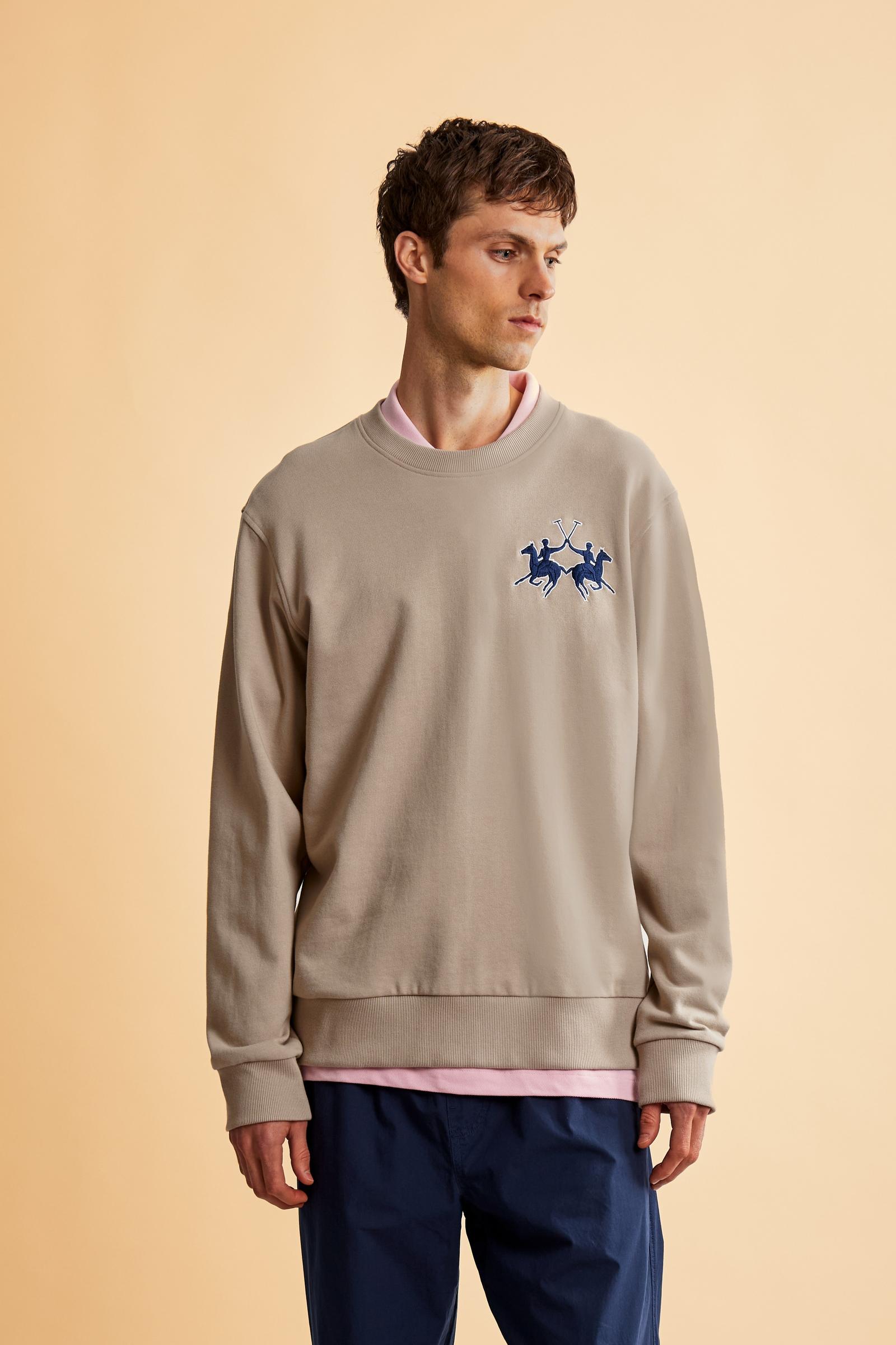 Men's crew-neck sweatshirt with long sleeves made from 100% cotton diagonal fleece. The model features ribbed collar, cuffs and hem in matching tone. The regular fit is enhanced by a modern cut with slightly structured shoulders. The design is distinguished by the exclusive maxi 3D embroidered brand logo in contrasting color on the chest. The model is wearing size L. - Humus                                                                                                                                       