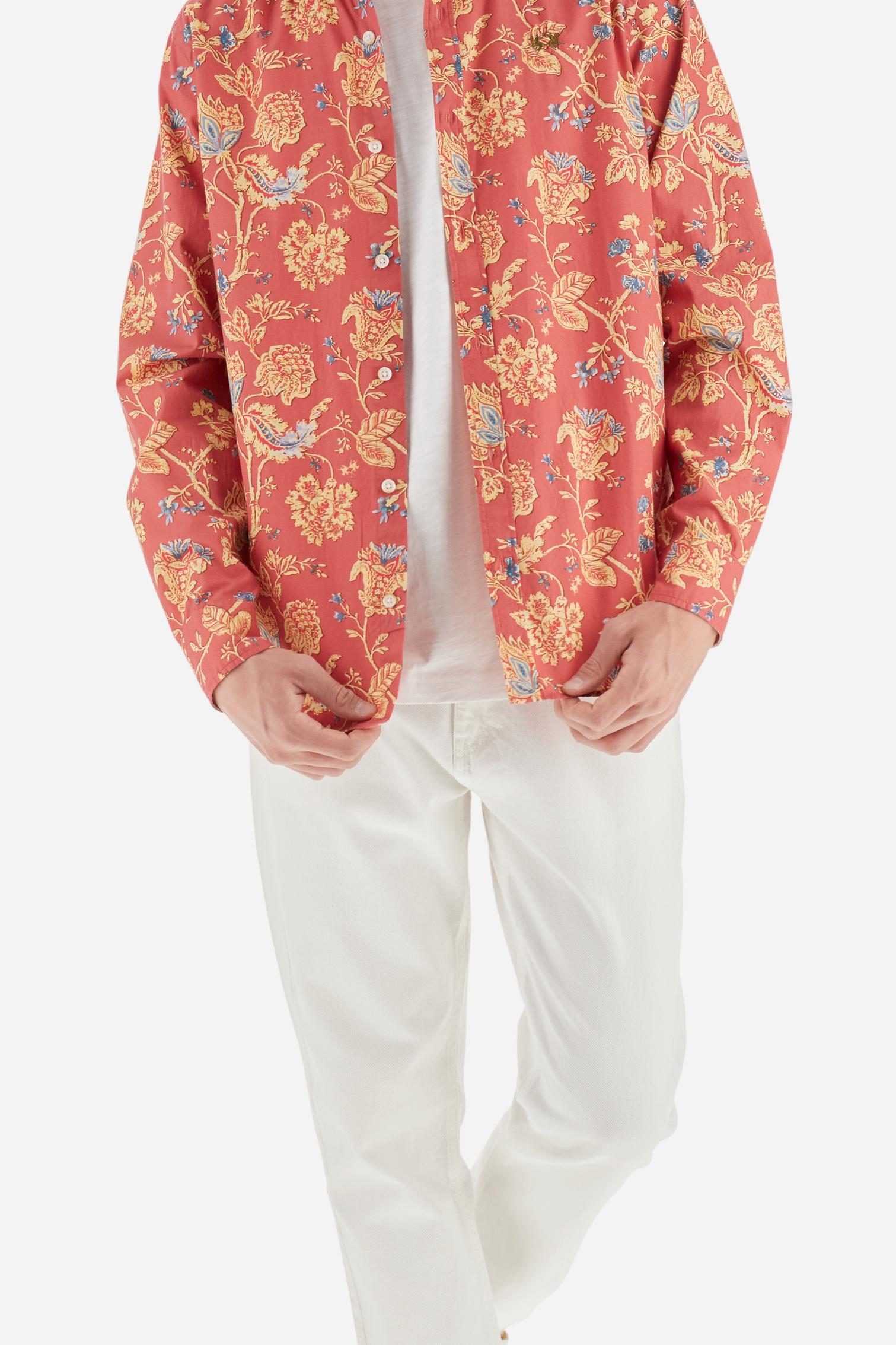 Men's long-sleeved shirt with floral pattern print. Made in 100% poplin cotton. Spread collar. The print design recalls cashmere patterns revisited in a modern key with contrasting colours. The logo is embroidered in a contrasting colour thread on the left side of the chest. The fit is regular. The model is wearing a size L. - Spiced Coral Flowers