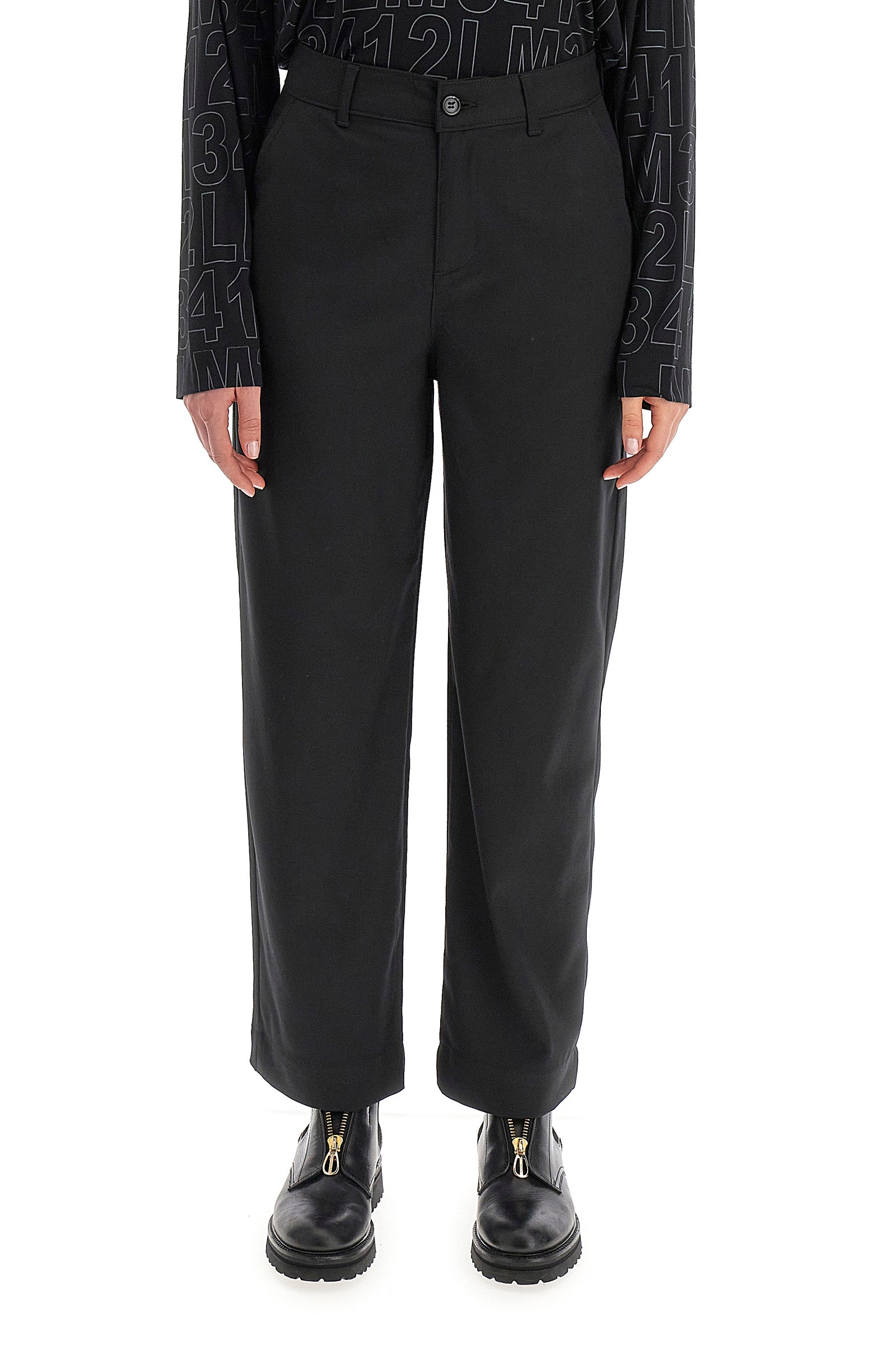 Classic women's trousers made of stretch viscose to offer comfort and wearability. The button fastening, the welt pockets and the double back pocket guarantee practicality and functionality. The logo patch also adds a touch of understated style. The regular fit adapts perfectly to many body types, making these trousers a versatile choice for any occasion. The model is 174 cm tall and wears a size 2. - Black