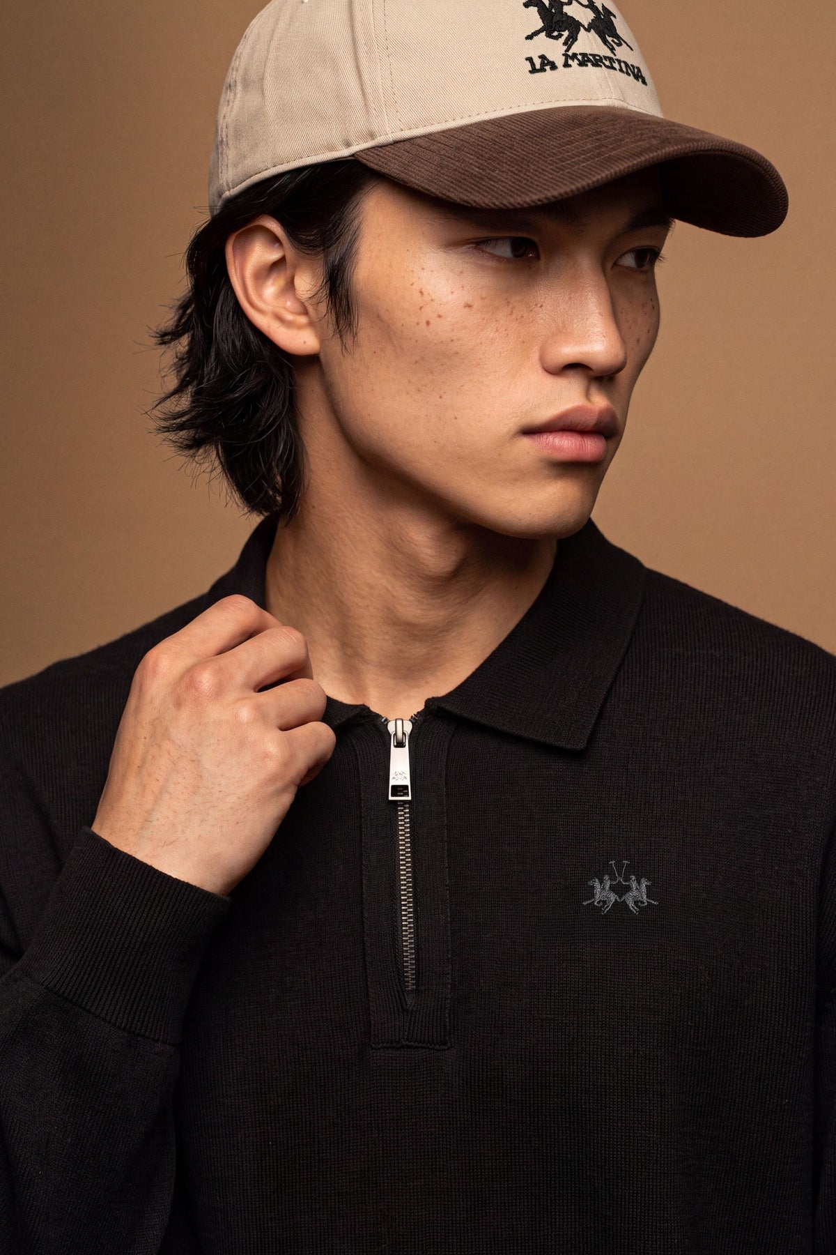 Men's long-sleeve sweater in 100% fine wool with a regular fit, knitted polo collar, half-zip front, natural shoulders, and tone-on-tone embroidered logo. - Black
