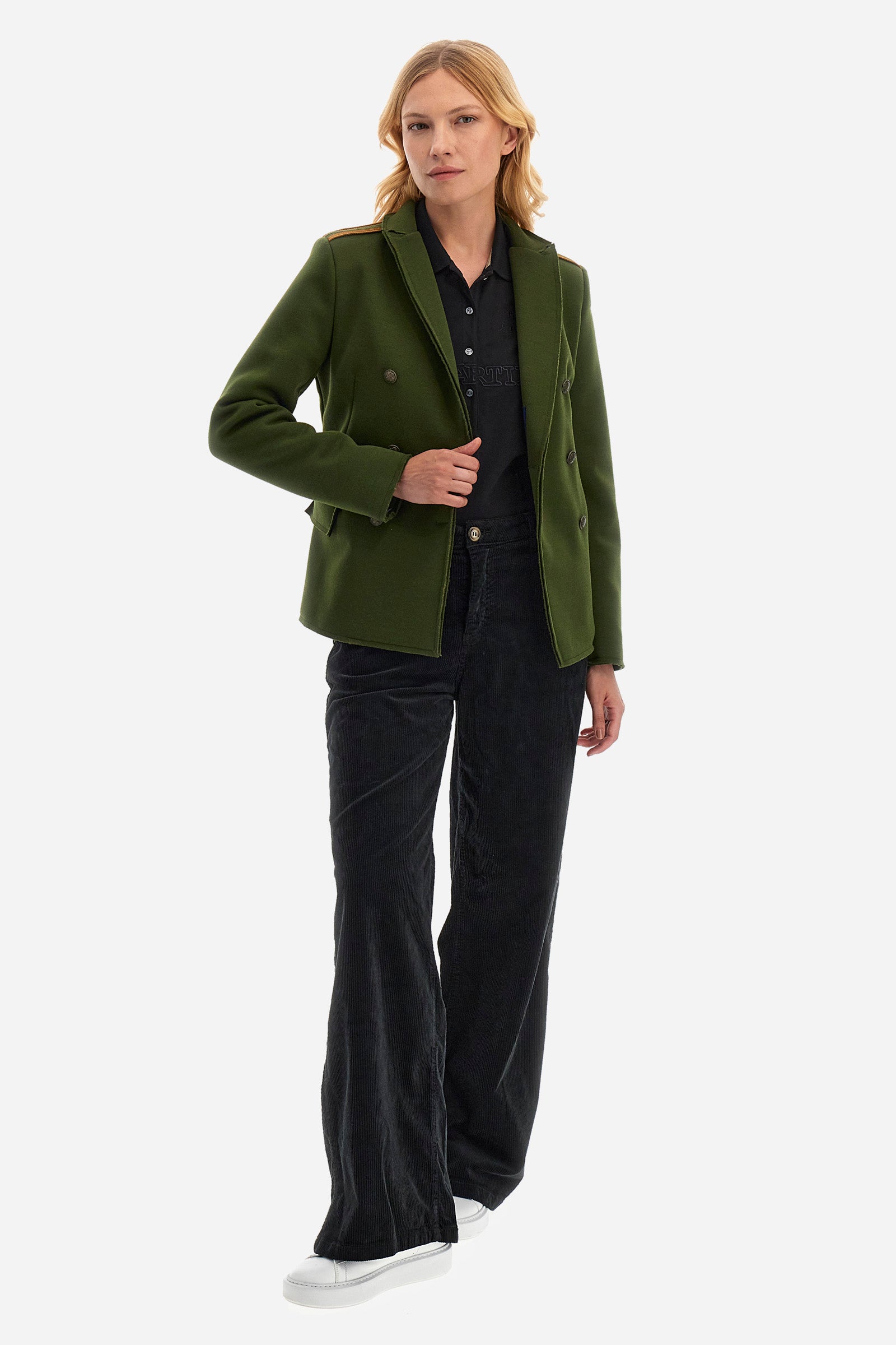 This double-breasted viscose jacket for women is perfect for any occasion. With its long sleeves and double pocket, comfort is guaranteed. The sleeves are filled with fluffy feathers to keep you warm in the cold winter. The solid colour and the regular fit of the Guards line give an elegant and refined look, without compromising on practicality. A versatile jacket that is essential in every woman's wardrobe. The model is 174 cm tall and wears a size 2. - Ivy Green