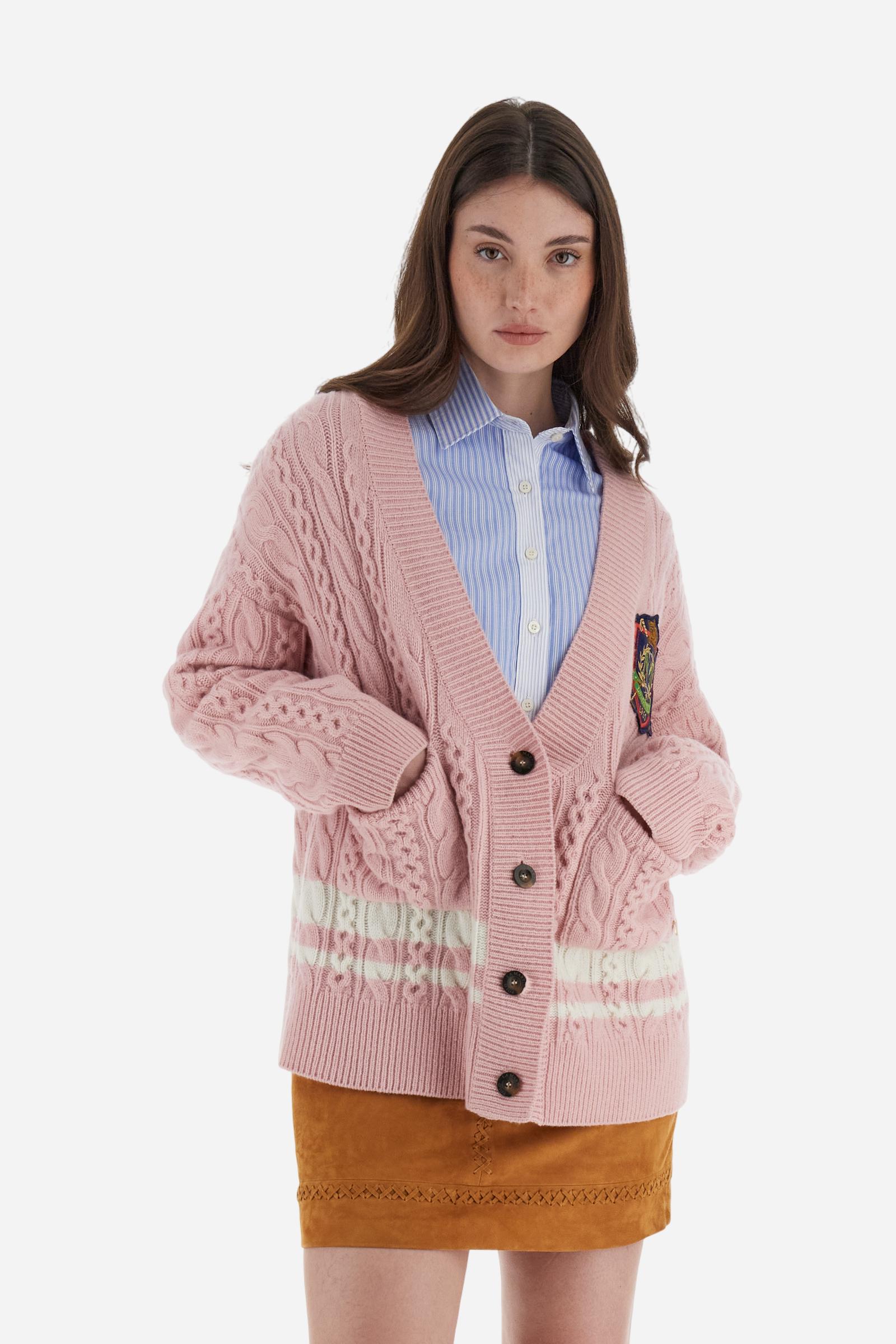 Women’s long cardigan with long sleeves in high-quality solid-colour lambswool with cable-knit details enhancing the classic design. Deep neckline, closure with personalised horn-effect buttons, colourful patch on the chest and embroidered lettering on the back inspired by polo. Oversized fit with dropped shoulders for a modern, relaxed look. The model wears size 2. - Parfait Pink
