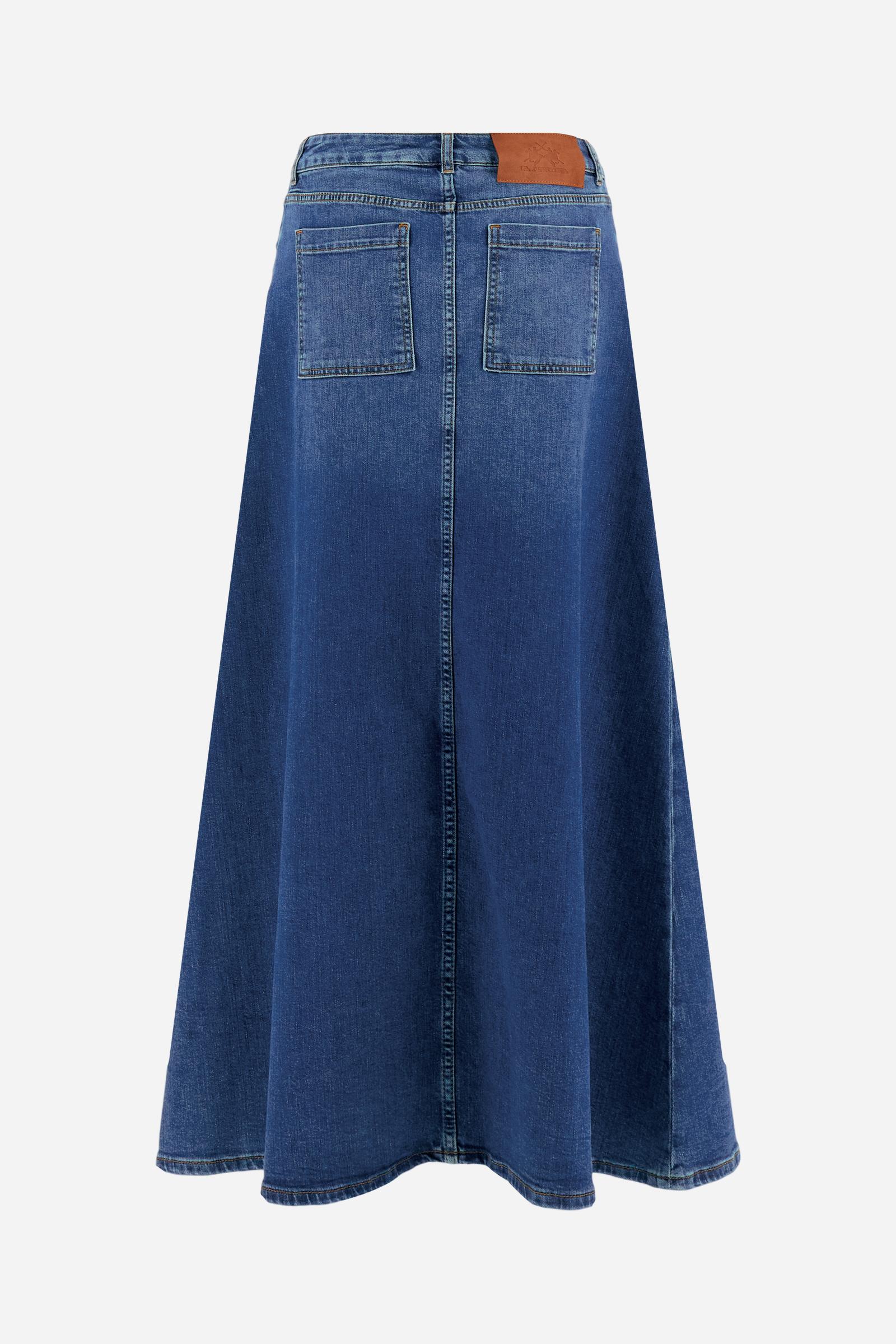 Women's long skirt in stretch cotton denim. 5-pocket model with front opening fastened by custom tack buttons.The logo features on the back of the eco-leather waistband applied to the right of the waist. The flared fit creates a feminine, fluid look. The model is wearing a size 2 - Medium Indigo Denim