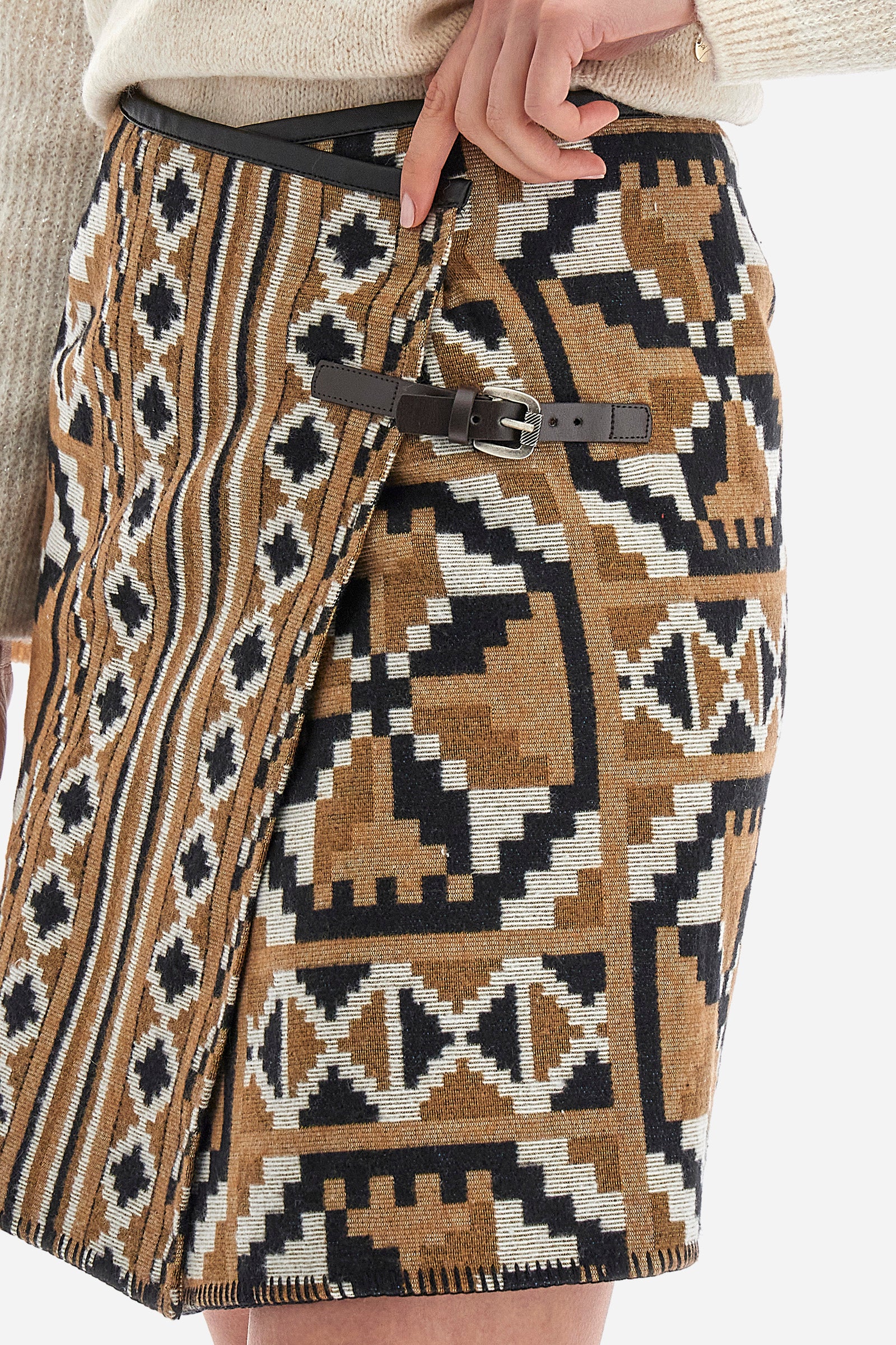 This women's mini skirt is the ideal choice for a casual and summery look. Made of cotton and viscose, it is comfortable and breathable. Its regular fit is perfect for enhancing your silhouette. Its Argentina line, combined with the checked and rhombus print, makes it captivating and fashionable. The wallet fastening with leather side strap adds a retro touch. With this skirt you can face your days with style and comfort. The model is 174 cm tall and wears a size 2. - BrSugar/Black/OffWhi