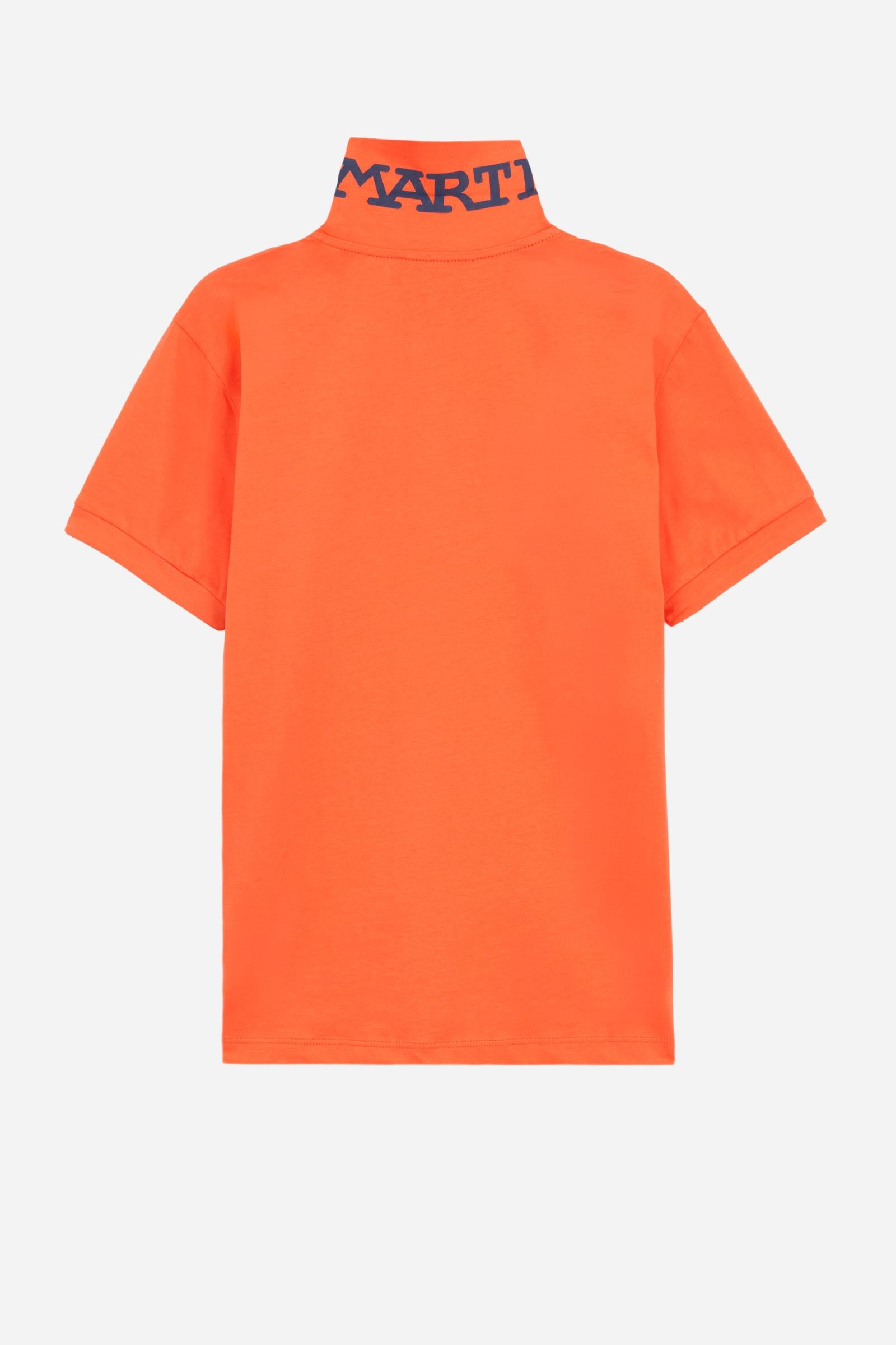 Short-sleeved polo shirt for boys made from lightweight 100% cotton jersey in a solid colour. The style features a two-button front opening and shirt collar in the same fabric. The contrast inner collar tape recalls the Team logo printed on the chest, while the brand lettering under the collar completes the garment with an iconic and recognisable detail. - Flame