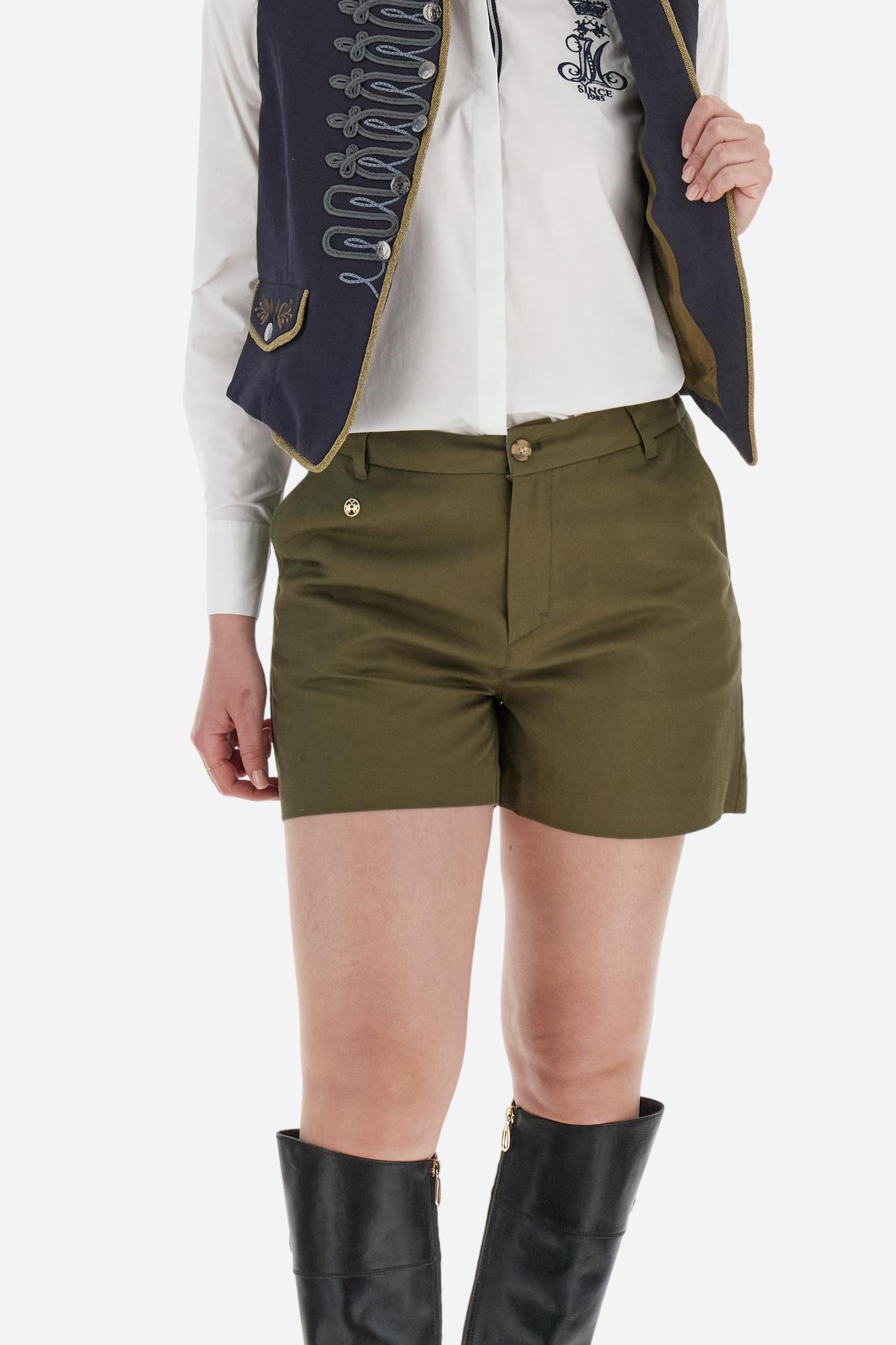 Women's shirt with single-colour sleeves, made of cotton poplin. French collar and covered buttons on the front. On the shoulders, as a motif detail, there is braiding that fastens with a loop and a large decorative button.	 On the left chest, the graphic with the large stylised LM and the crown logo is embroidered with contrasting coloured thread. Regular fit. The model is wearing a size 2. - Optic White