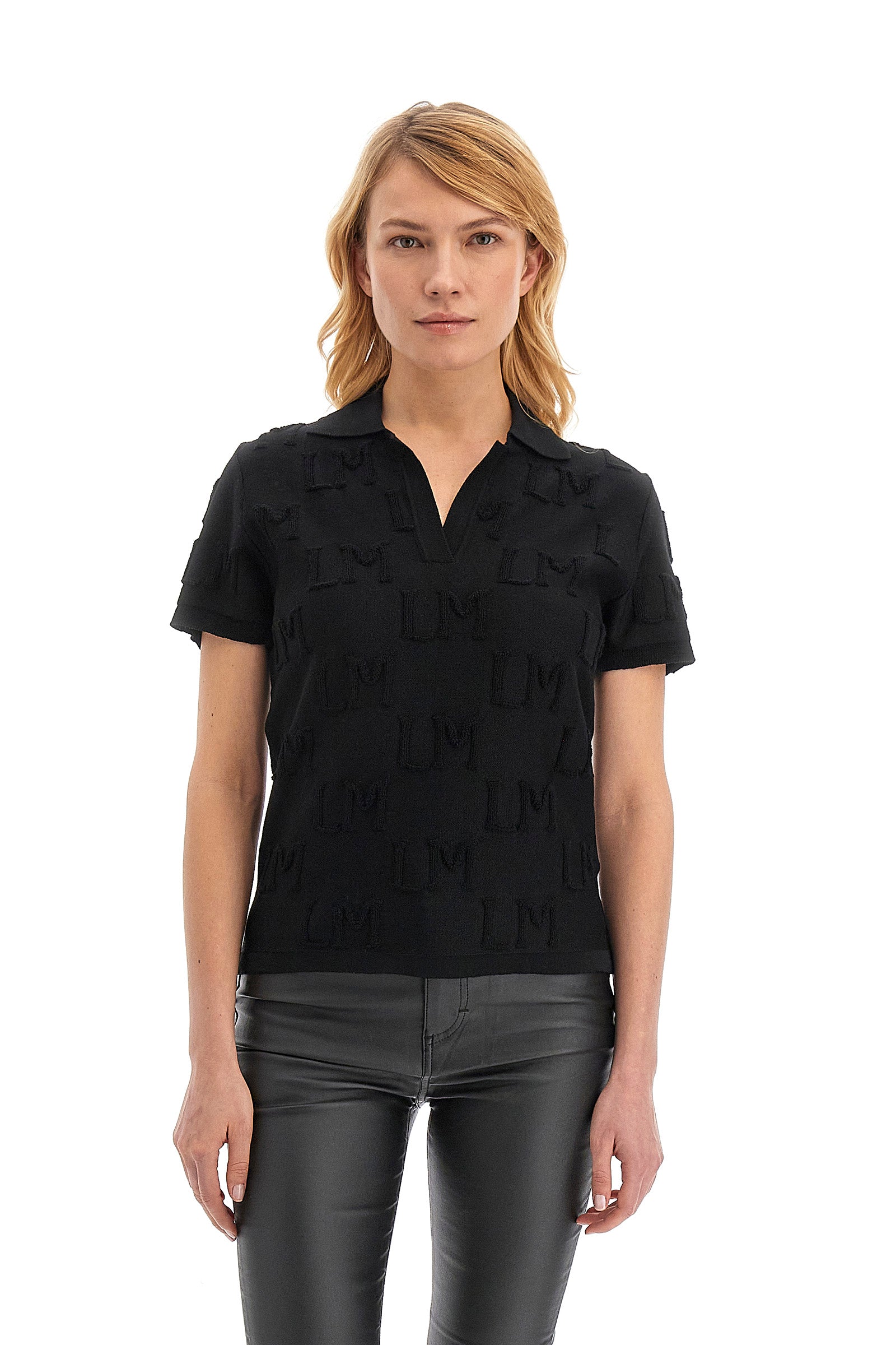 This women's polo shirt is made of 100% wool and features a regular fit. The garment has a solid colour with the LM initial in relief across the whole fabric. The classic V-neck collar completes the elegant and refined look of this polo. Perfect for casual occasions or more formal evenings. The model is 174 cm tall and wears a size 2. - Black