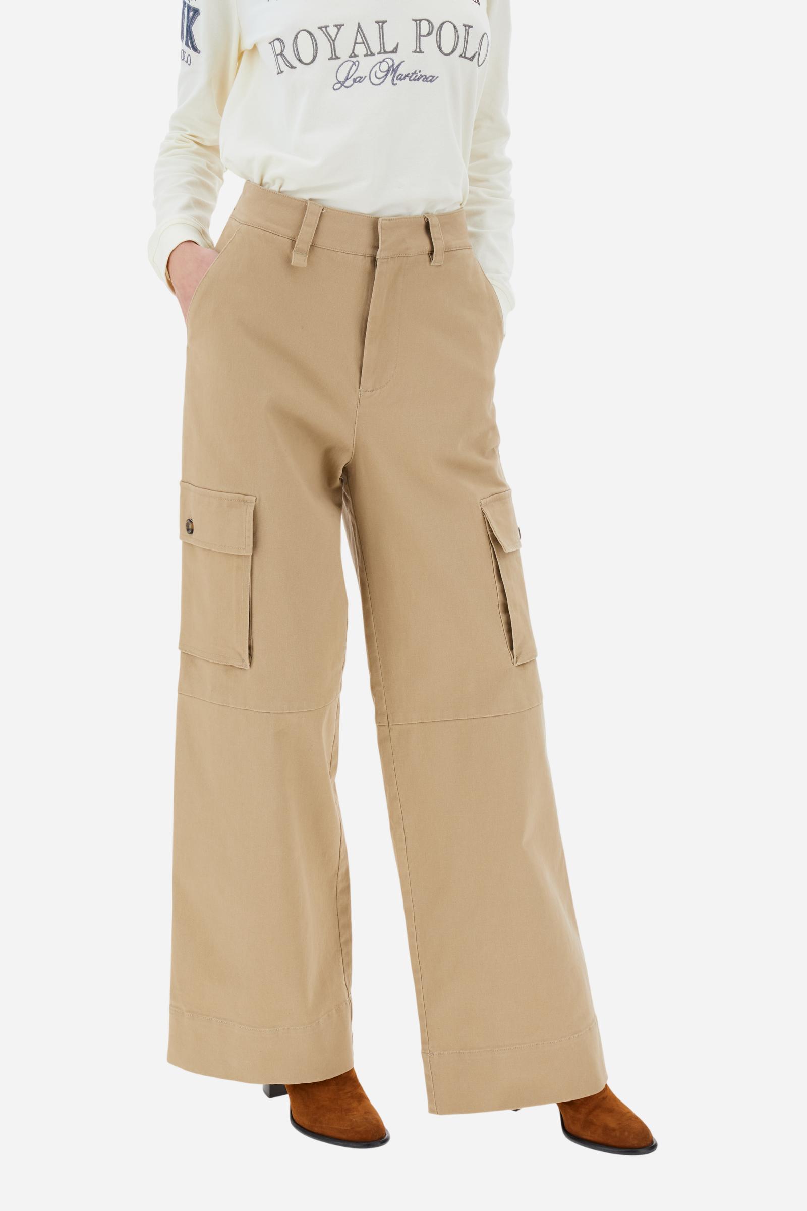 Women’s long cargo trousers in stretch cotton twill with front zip and internal hook closure. Side slash pockets and large applied thigh pockets with flap and personalised horn-effect buttons, also repeated on the back as a detail. Logo on faux leather label applied to the left thigh pocket. Relaxed fit with wide, straight leg. The model wears size 2. - Travertine