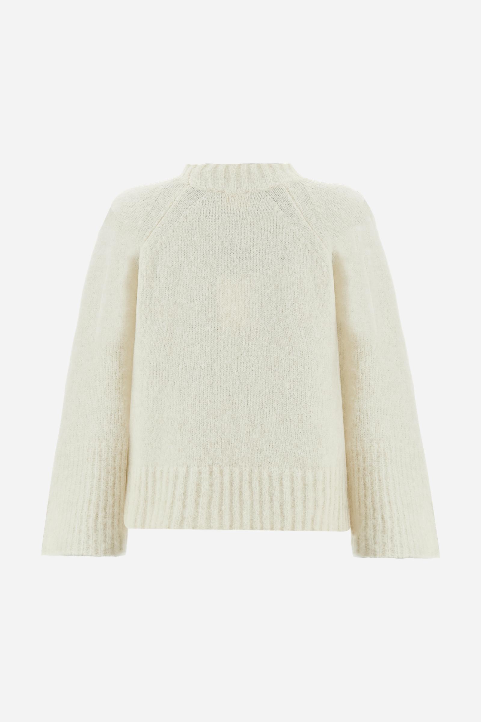 Women’s turtleneck sweater with long sleeves in solid-colour wool and mohair blend, soft and warm. Ribbed turtleneck for elegance and warmth, side slits and sleeve slits for a modern look. Logo on small golden metal plate applied to the front hem. Regular, soft fit for a versatile and comfortable silhouette. The model wears size 2. - Pristine