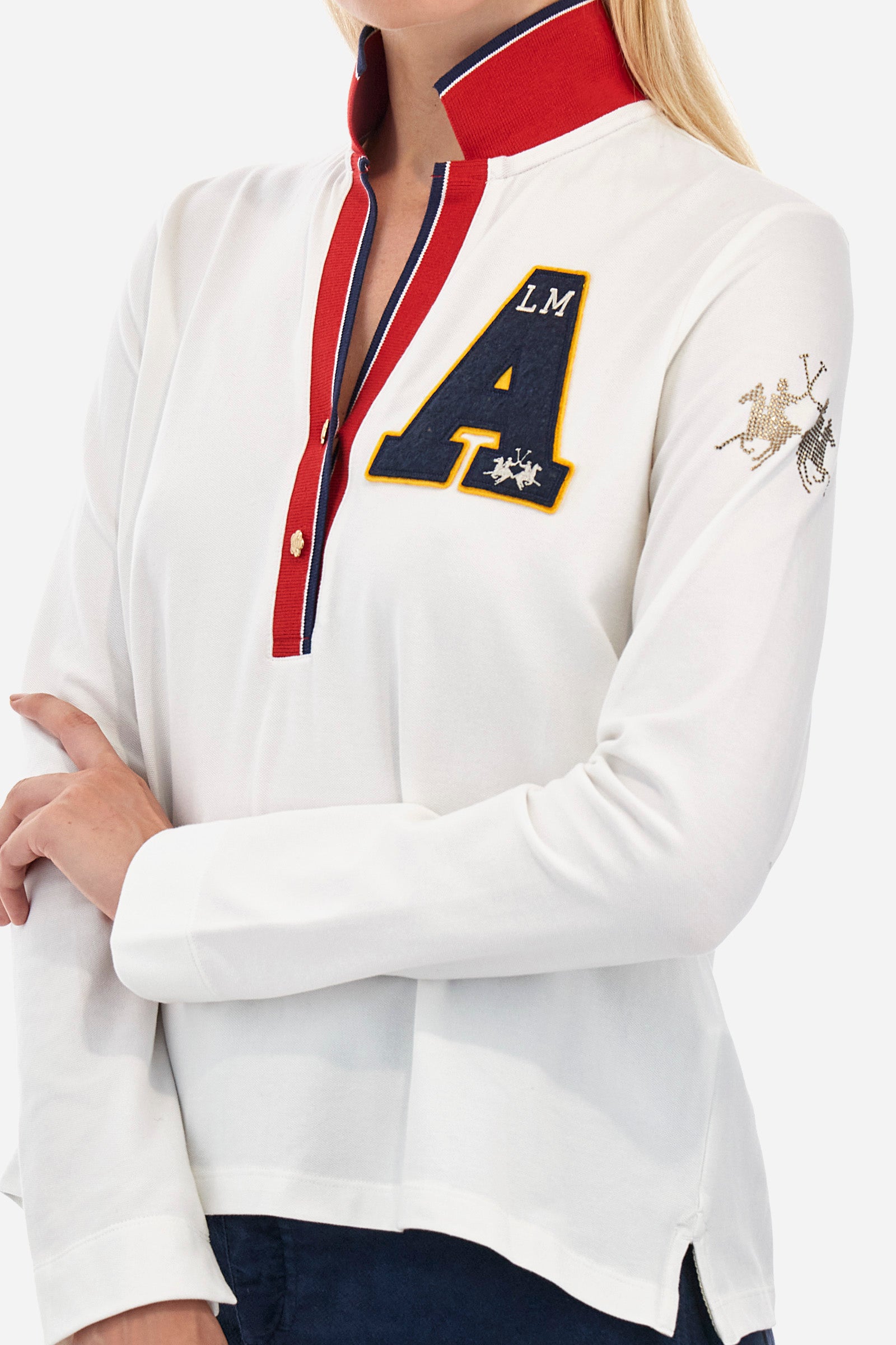 Women's long-sleeved polo shirt in stretch cotton, with regular lines in the Polo Academy style. The collar is classic, with a V neckline and double jewel button. Available in solid colour with different fun prints in contrasting colours on the garment. Featuring a rhinestone logo on the sleeve. This garment is designed for the practical and sporty woman who seeks comfort and style without sacrificing quality. Suitable for any occasion. The model is 174 cm tall and wears a size 2. - Off White