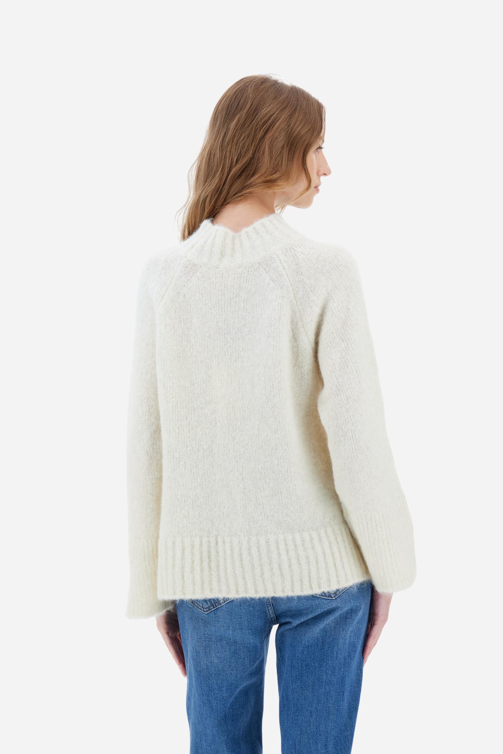 Women’s turtleneck sweater with long sleeves in solid-colour wool and mohair blend, soft and warm. Ribbed turtleneck for elegance and warmth, side slits and sleeve slits for a modern look. Logo on small golden metal plate applied to the front hem. Regular, soft fit for a versatile and comfortable silhouette. The model wears size 2. - Pristine