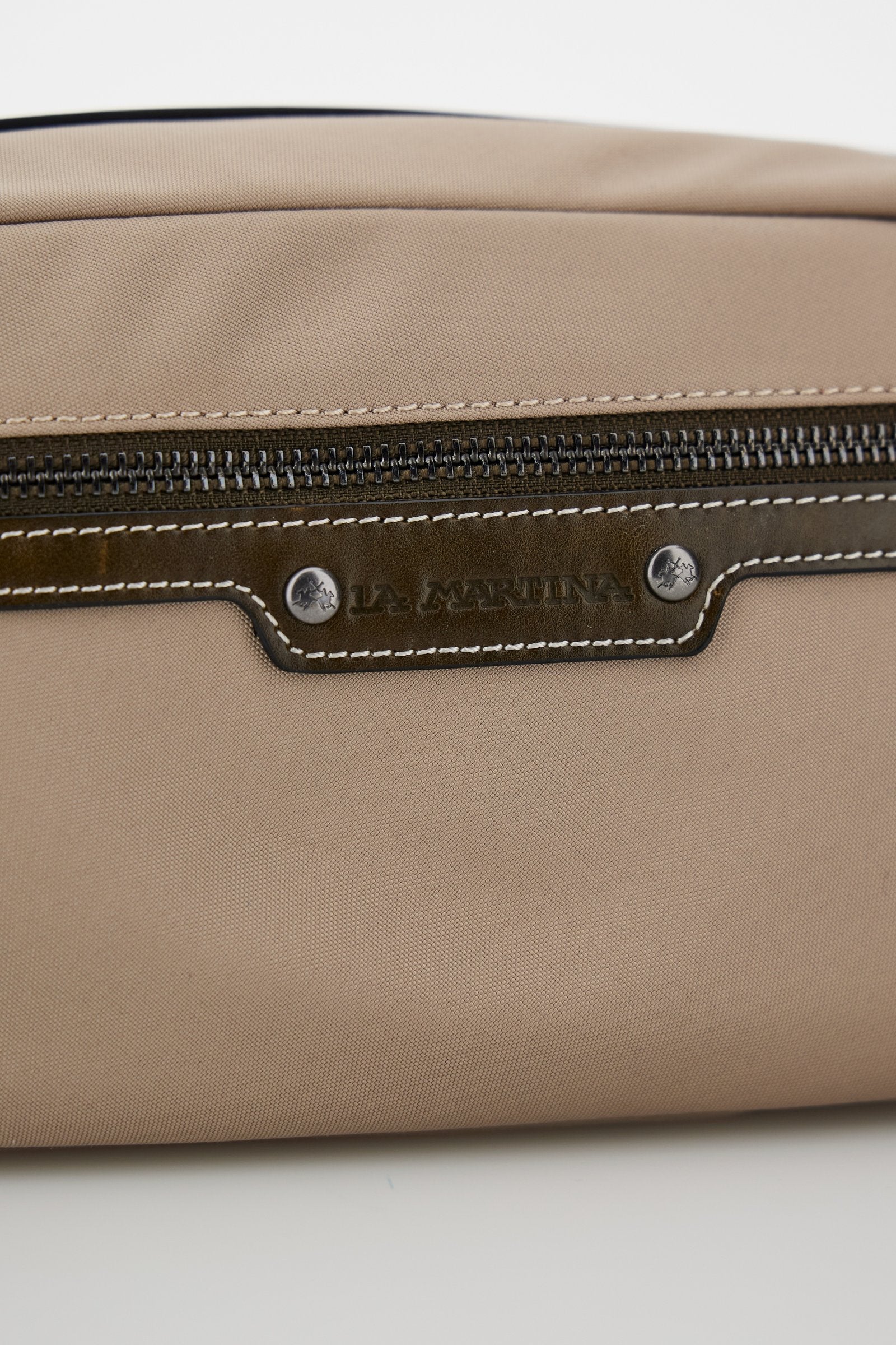 Travel case in matte technical canvas with eco-leather details, double zip compartment and maxi logo on the front. - Gaucho / Olive                                                                                                                                                                                                                                                                                                                                                                                             