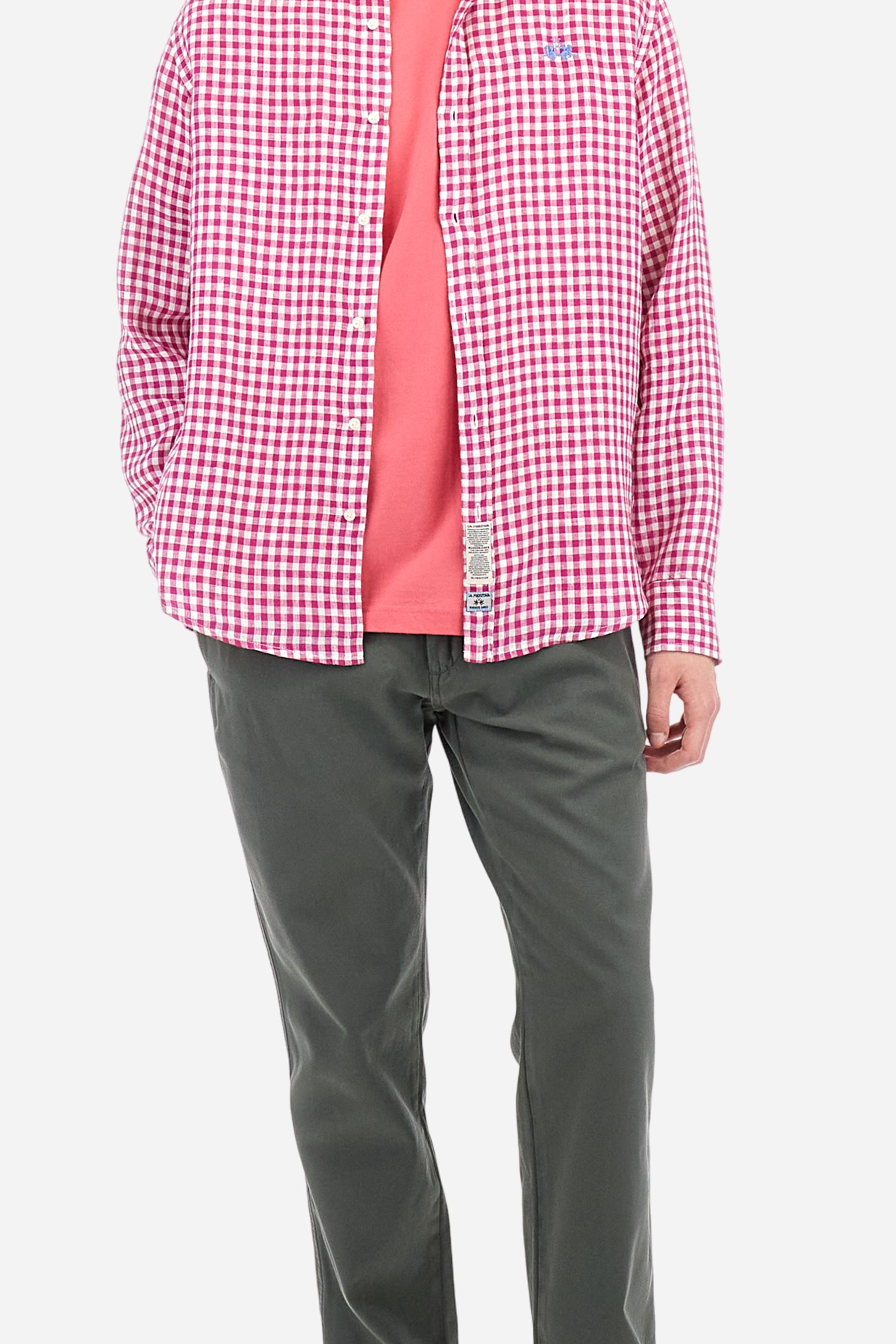 Men's short-sleeved crew-neck T-shirt in solid colour with embroidered logo in contrasting colour on the chest. Made of 100% cotton with a regular fit. It is perfect paired with Bermuda shorts or trousers for a casual and trendy look. Suitable for leisure time. The model is 187 cm tall and wears a size L. - Honey Suckle