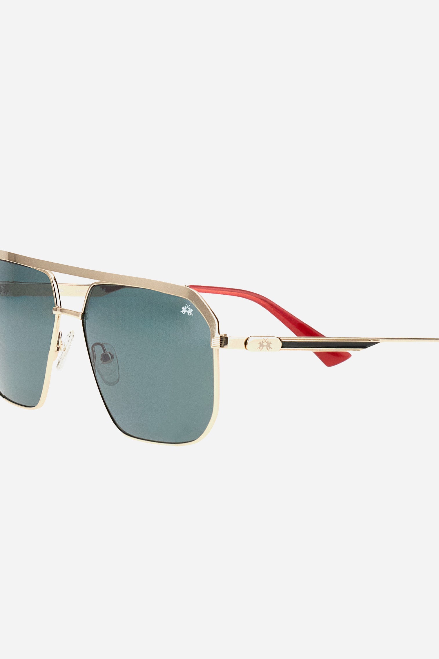 Men's sunglasses with a square frame, made of a combination of metal and acetate, materials selected to ensure resistance, lightness and a high quality finish.The lenses in G15 nylon ensure clear and natural vision, offering effective protection against UV rays and reducing glare, helping to define a product designed for those seeking excellence and comfort.Shaft width: 145 mmCalibre (lens diameter): 62 mmBridge: 14 mm - SHINY GOLD