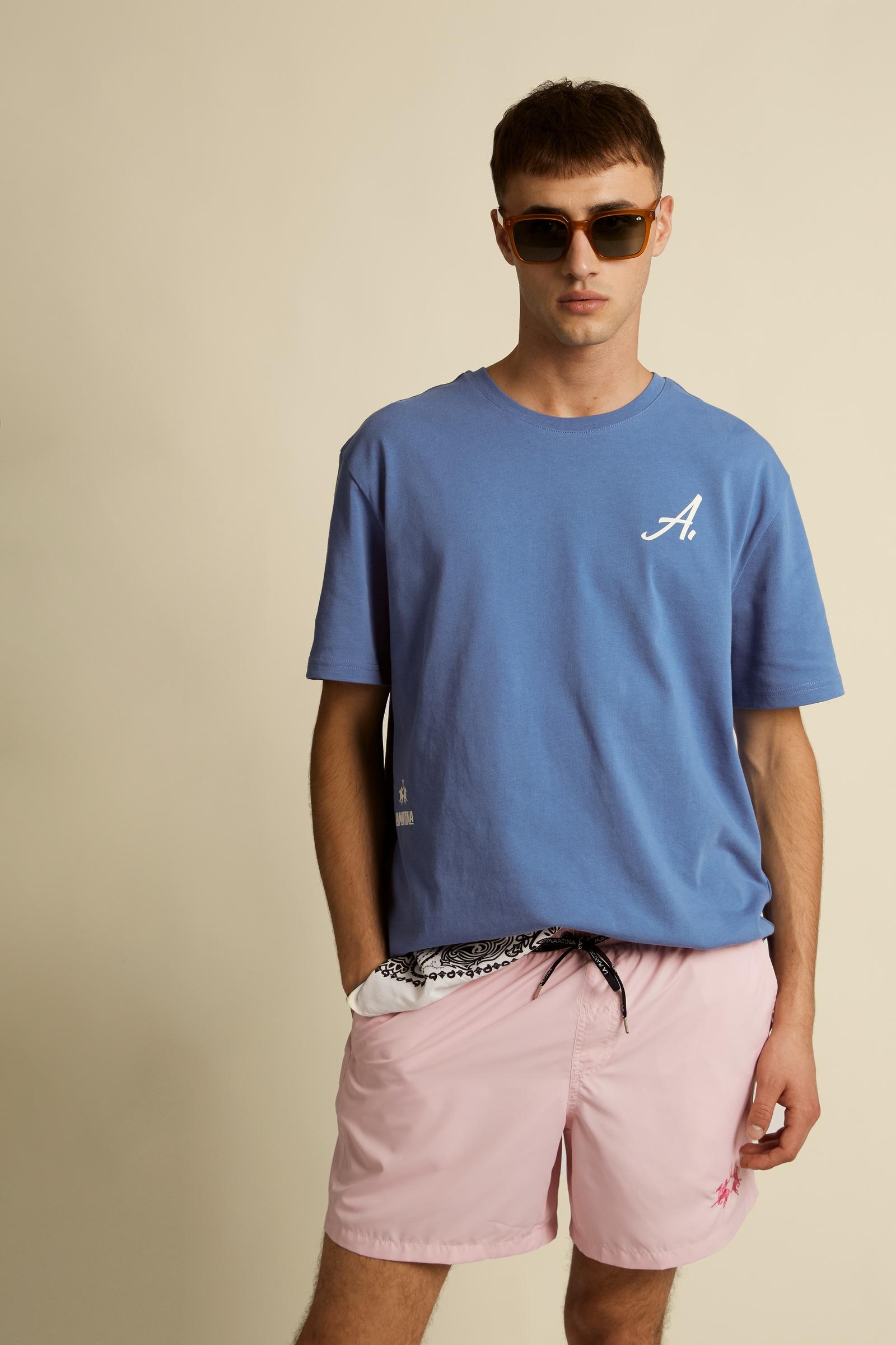 Men’s short sleeve T-shirt made of soft-hand 100% cotton jersey. Crew neck with matching ribbed collar and bold graphics inspired by the Argentine Team aesthetic. The letter A is embroidered on the chest, while the back features a large contrast text print recounting the brand’s history, enriched with iconic logos and slogans. Small contrast print with brand logo on the right side. Contemporary fit, comfortable and modern. The model wears size L. - Riviera                                                    