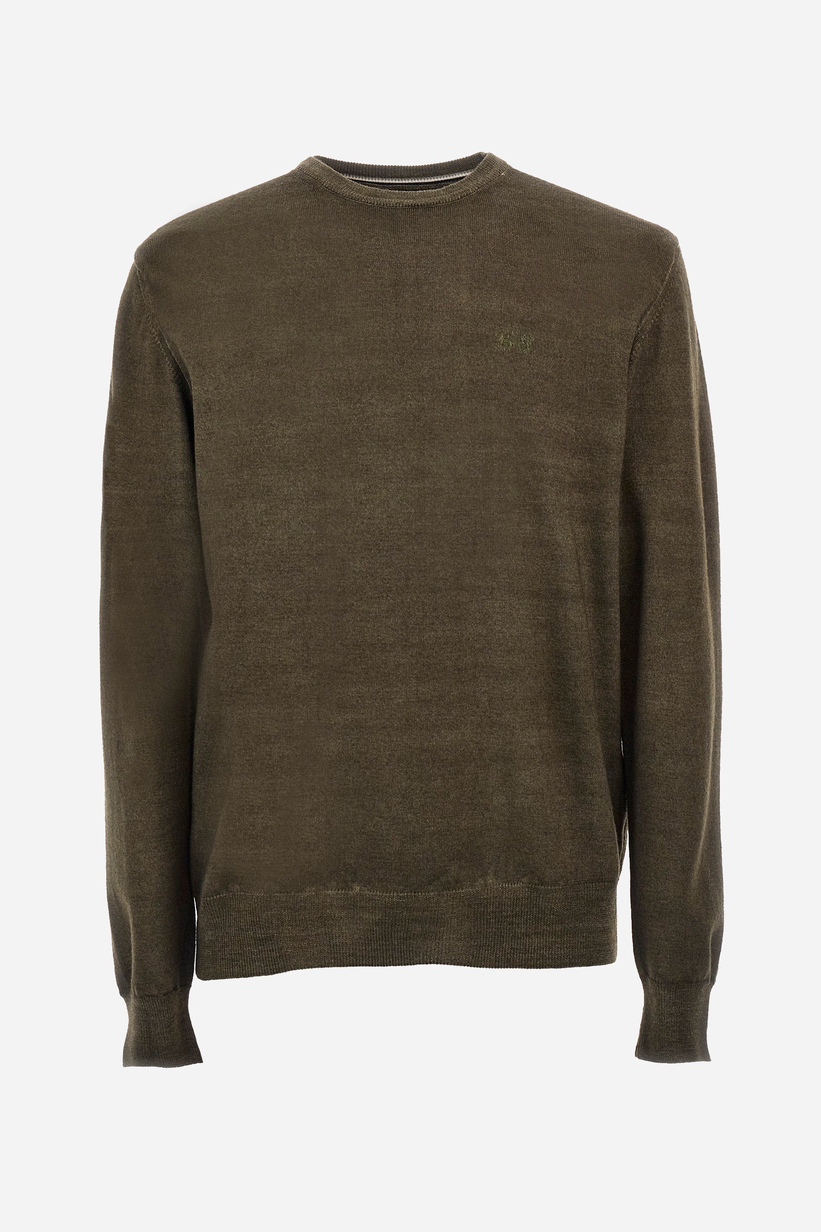 This long-sleeved crew-neck men's top is made of 100% wool and has a regular fit that makes it comfortable without being tight. Belonging to the Essential line, the solid colour of this top allows it to be easily combined with other items in your wardrobe, while the small embroidered logo on the chest adds a touch of subtle elegance to the garment. Perfect for those looking for a versatile and quality garment. The model is 187 cm tall and wears a size L. - Ivy Green