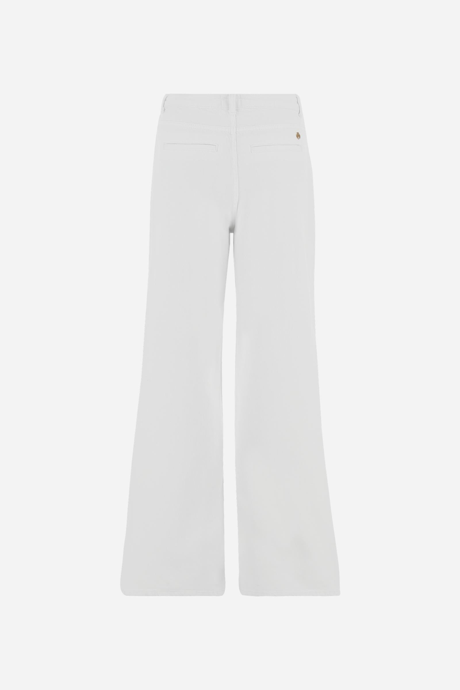 Women's solid-colour trousers in 100% cotton twill. Complete with belt loops and a zip and button fly. Double front and back pockets. The logo features on a metal plate sewn on the back. Regular fit with wide legs. The model is wearing a size 28. - Optic White