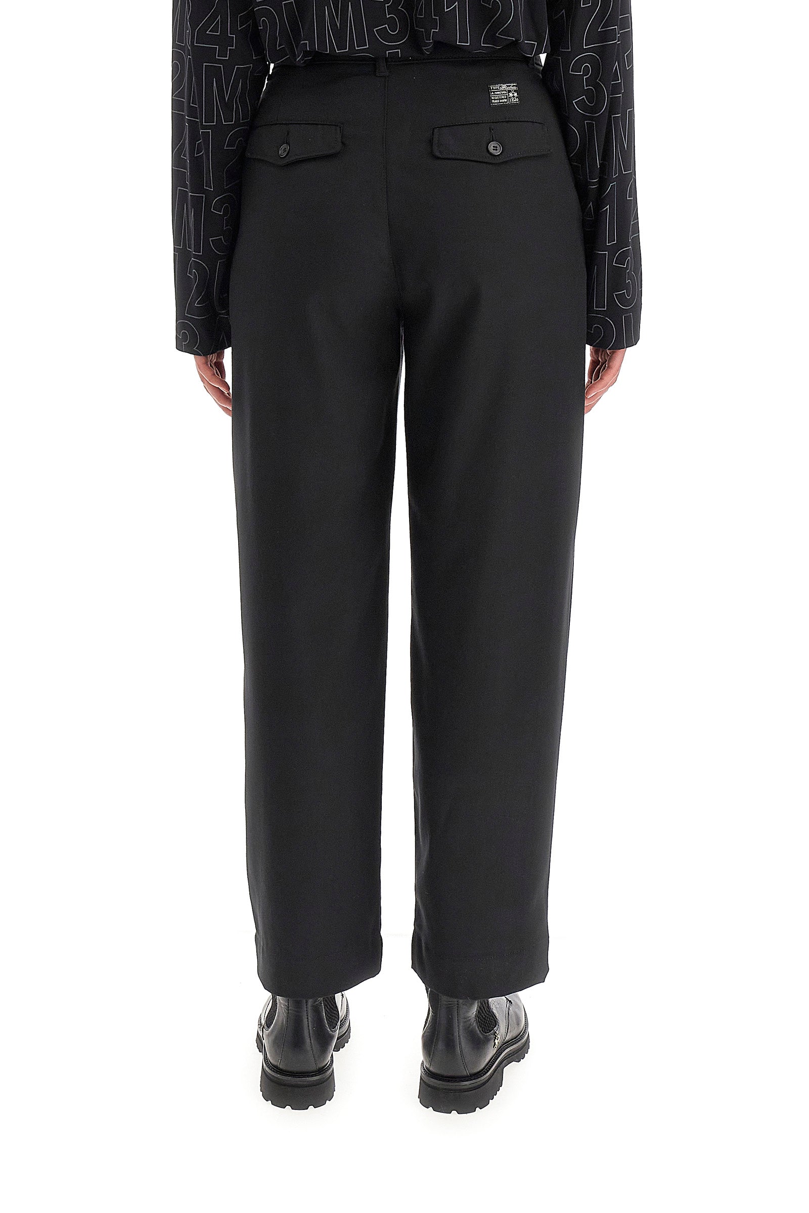 Classic women's trousers made of stretch viscose to offer comfort and wearability. The button fastening, the welt pockets and the double back pocket guarantee practicality and functionality. The logo patch also adds a touch of understated style. The regular fit adapts perfectly to many body types, making these trousers a versatile choice for any occasion. The model is 174 cm tall and wears a size 2. - Black