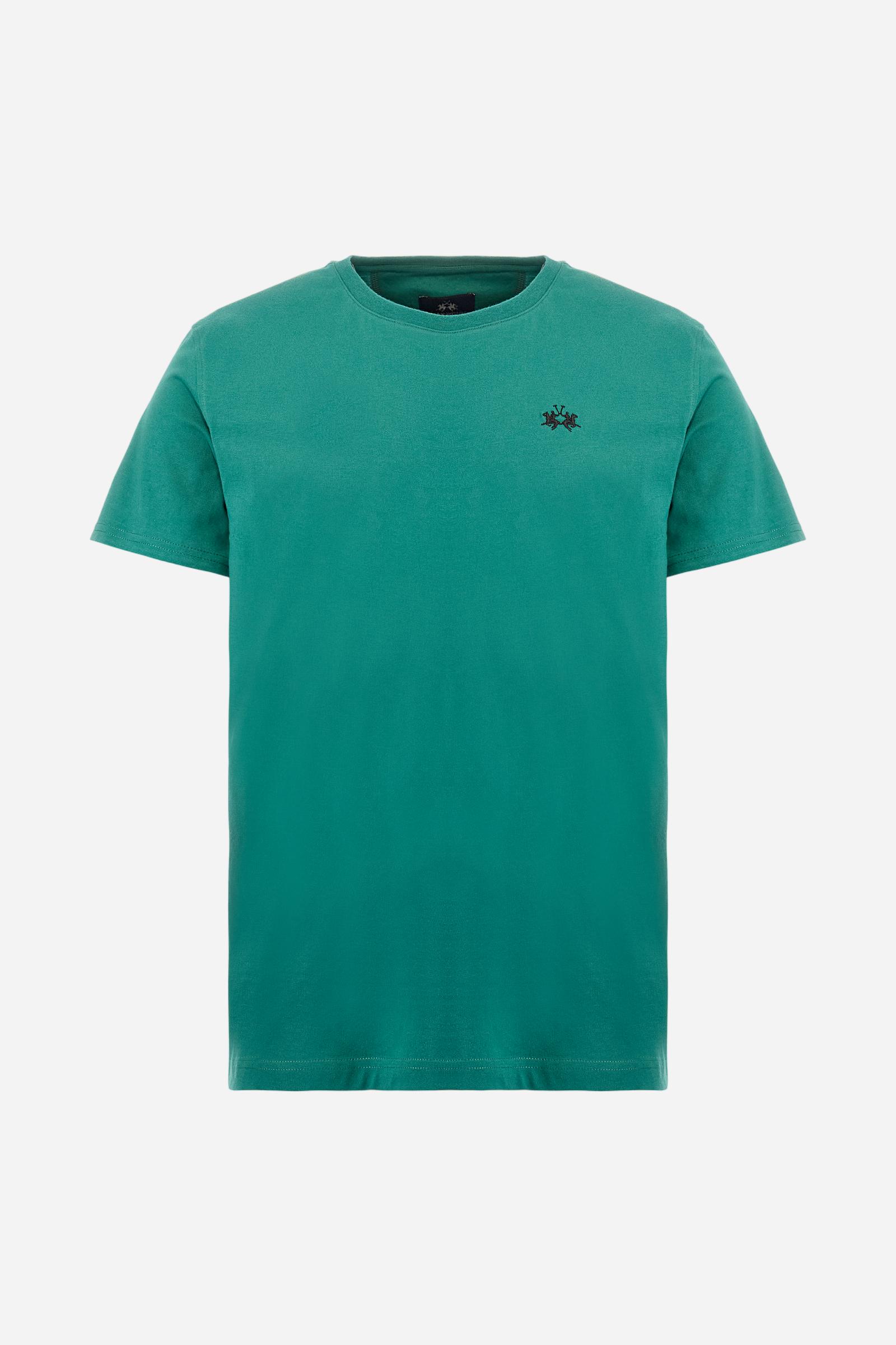 Men's short-sleeved crew-neck T-shirt in solid colour with embroidered logo in contrasting colour on the chest. Made of 100% cotton with a regular fit. It is perfect paired with Bermuda shorts or trousers for a casual and trendy look. Suitable for leisure time. The model is 187 cm tall and wears a size L. - Evergreen