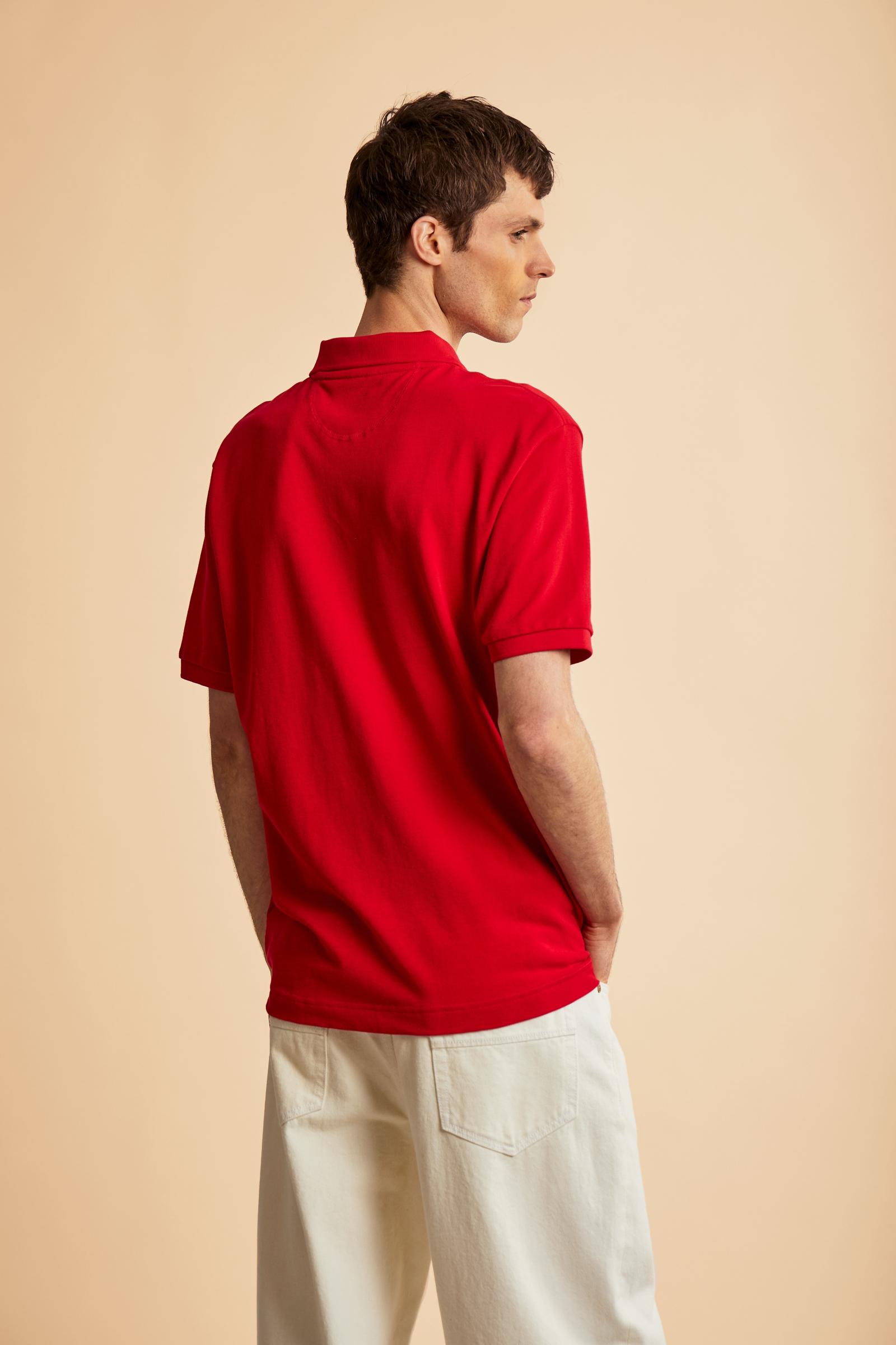 Men’s short sleeve cotton piqué polo shirt with regular fit, two-button placket and contrast brand logo. - Formula One