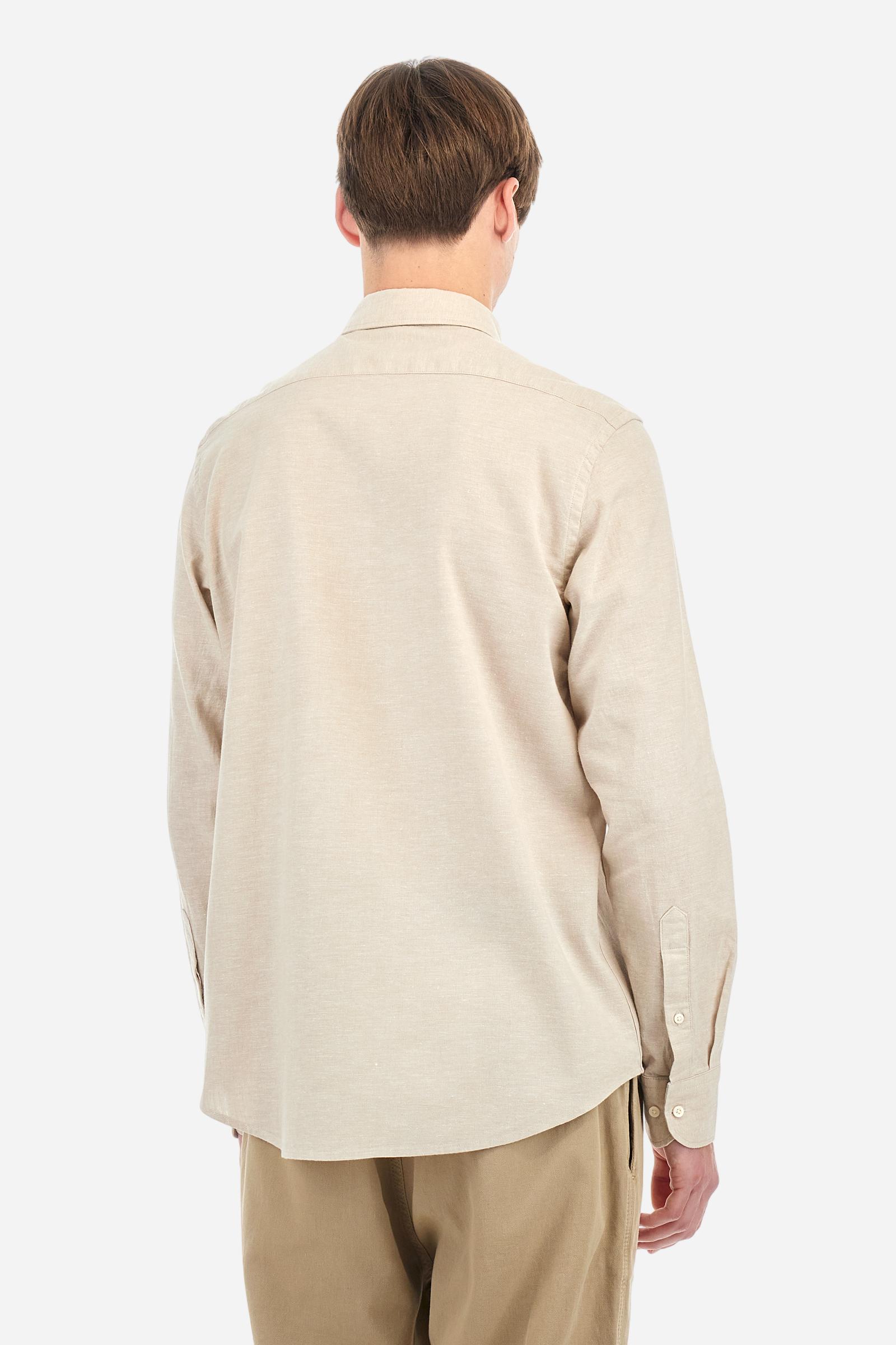 Men's plain long-sleeved shirt made from linen canvas. It features a button-down collar and a basic, traditional design, with woven labels at the bottom of the opening. The logo is embroidered on the chest, over the heart, in tone-on-tone thread. Regular fit. The model is wearing a size L. - Rainy Day