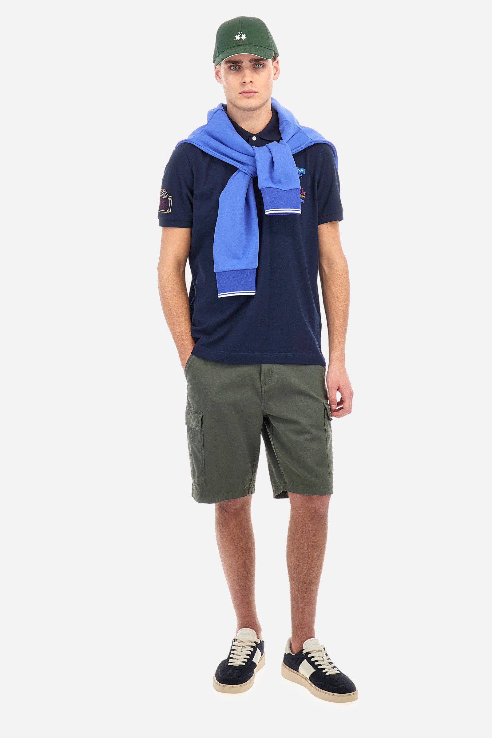 Men's single-colour Bermuda shorts in cotton twill. There are two American pockets, two cargo pockets and two back pockets. With belt loops. Zip and button fastening. The logo is embroidered tone-on-tone on the left cargo pocket. Regular fit. The model is wearing a size 33. - Thyme