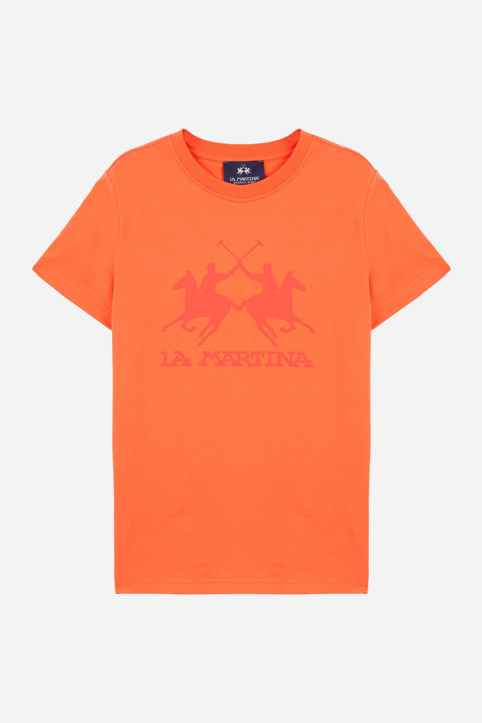 Short-sleeved T-shirt for boys made from soft 100% cotton jersey in a solid colour. The style features a regular fit and tonal ribbed crew neck. The maxi front print, featuring the iconic crossed polo players logo and La Martina lettering, gives the garment strong visual impact and a bold sporty style. - Flame