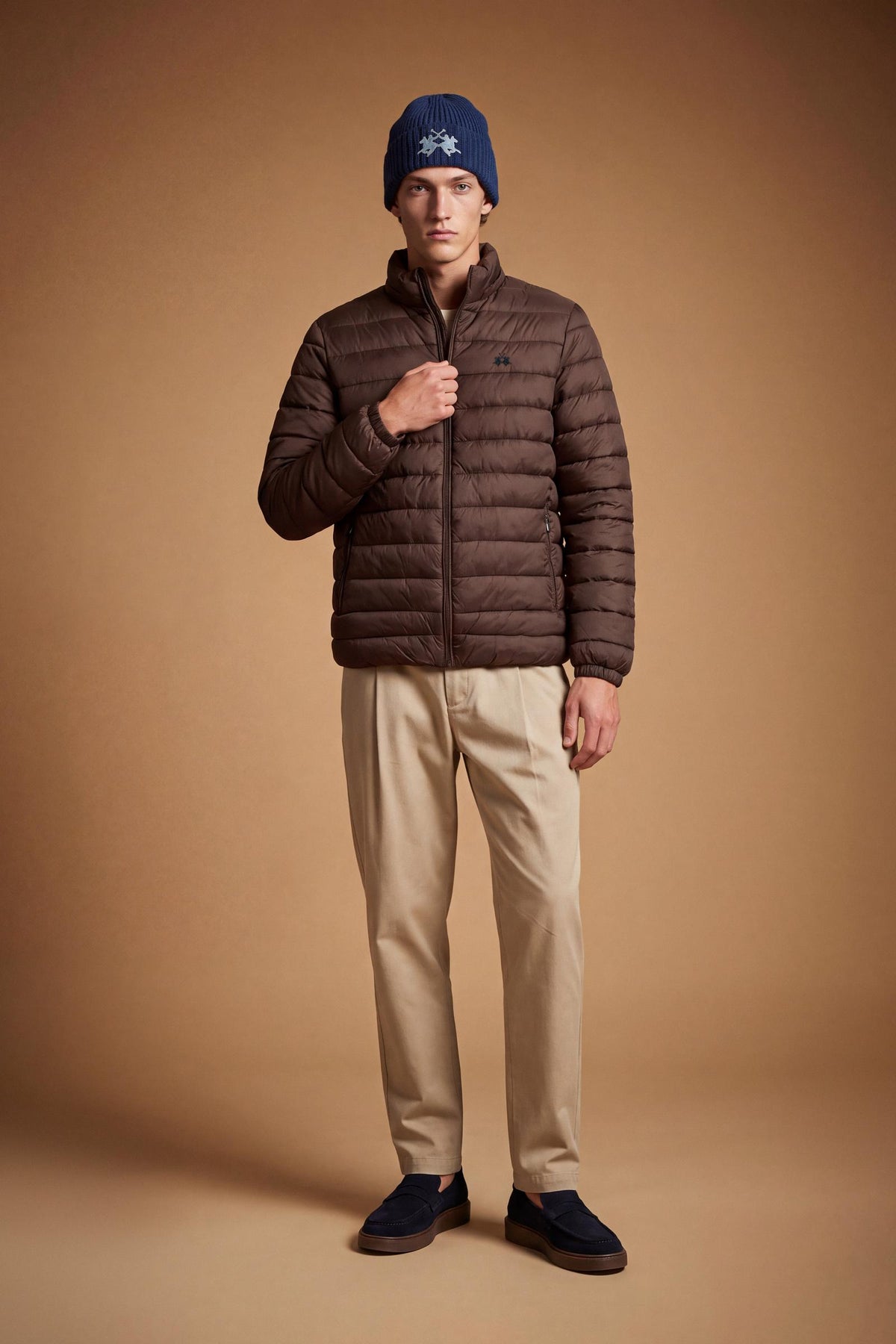 Short men's down jacket with quilted padding for warmth, nylon shell, zippered pockets, elastic cuffs, integrated hood, and a relaxed, comfortable fit. - Hot Fudge