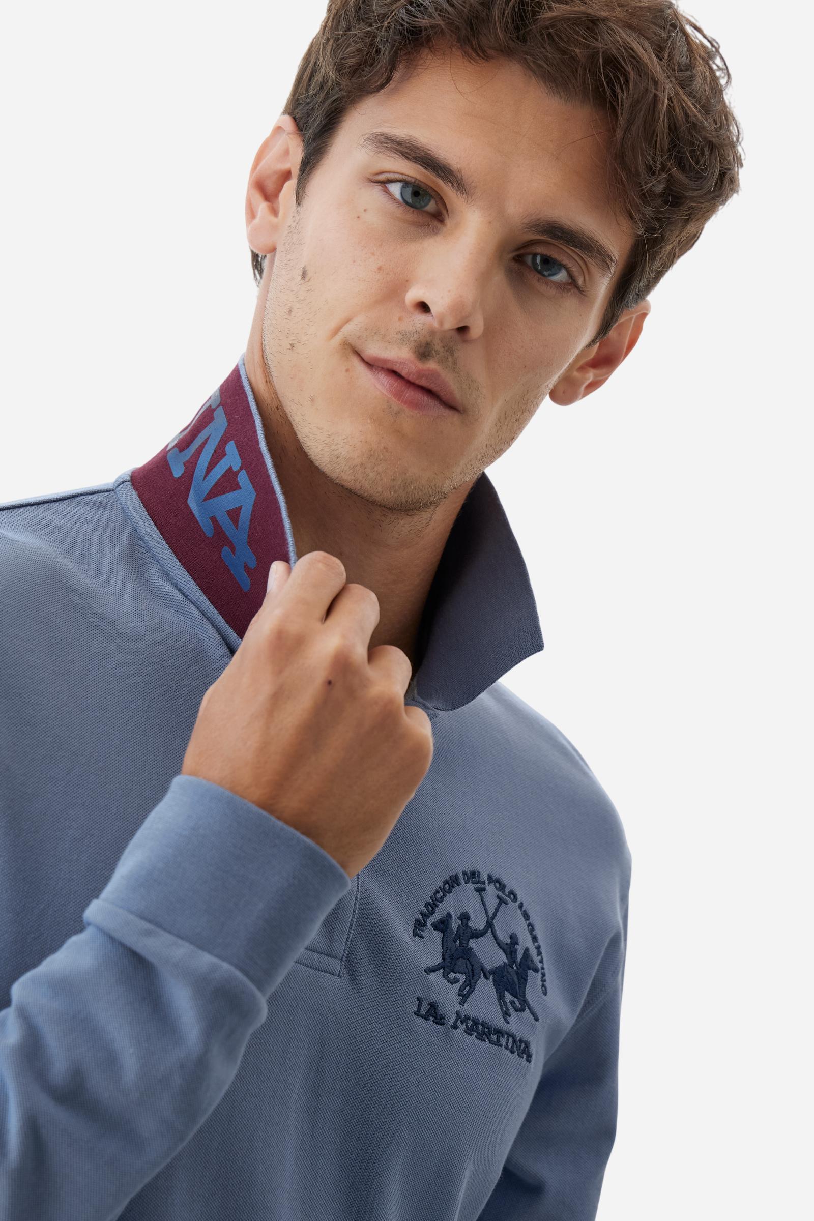 Men's long-sleeved solid colour polo shirt. Made of high-quality stretch Piqué. The collar and cuffs are in solid colour ribbing. The undercollar features a print of the iconic La Martina lettering in a contrasting colour. Featuring a logo embroidered on the chest in a contrasting colour. On the back at the bottom, the guarantee label typical of the brand's iconic models is applied. Regular fit. The model is wearing a size L. - Flint Stone