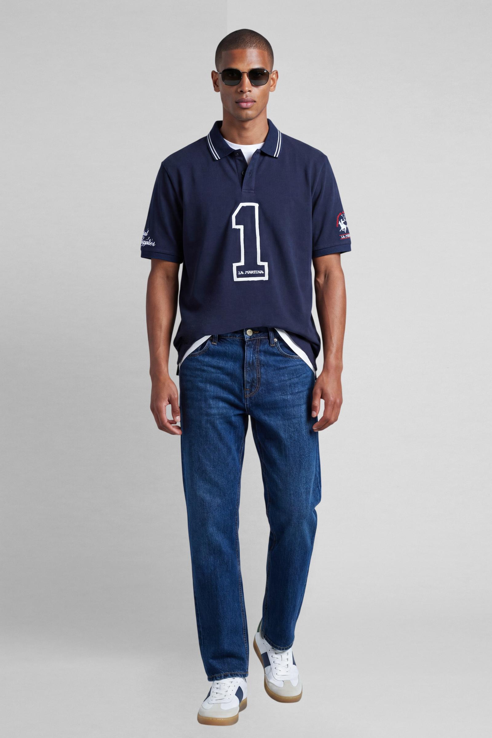 Numbered style with exclusive label, produced in only 100 pieces per style/colour. The label is positioned on the back, at the lower right, with the progressive number clearly visible. Short-sleeved polo shirt made from 100% cotton jersey. The contemporary-cut design features a modern, wide and relaxed silhouette, with a distinctly current streetwear touch. The collar is ribbed with contrast stripes, while the cuffs are ribbed tone-on-tone. The contrast number “1” on the chest, made from raw-edge finished f