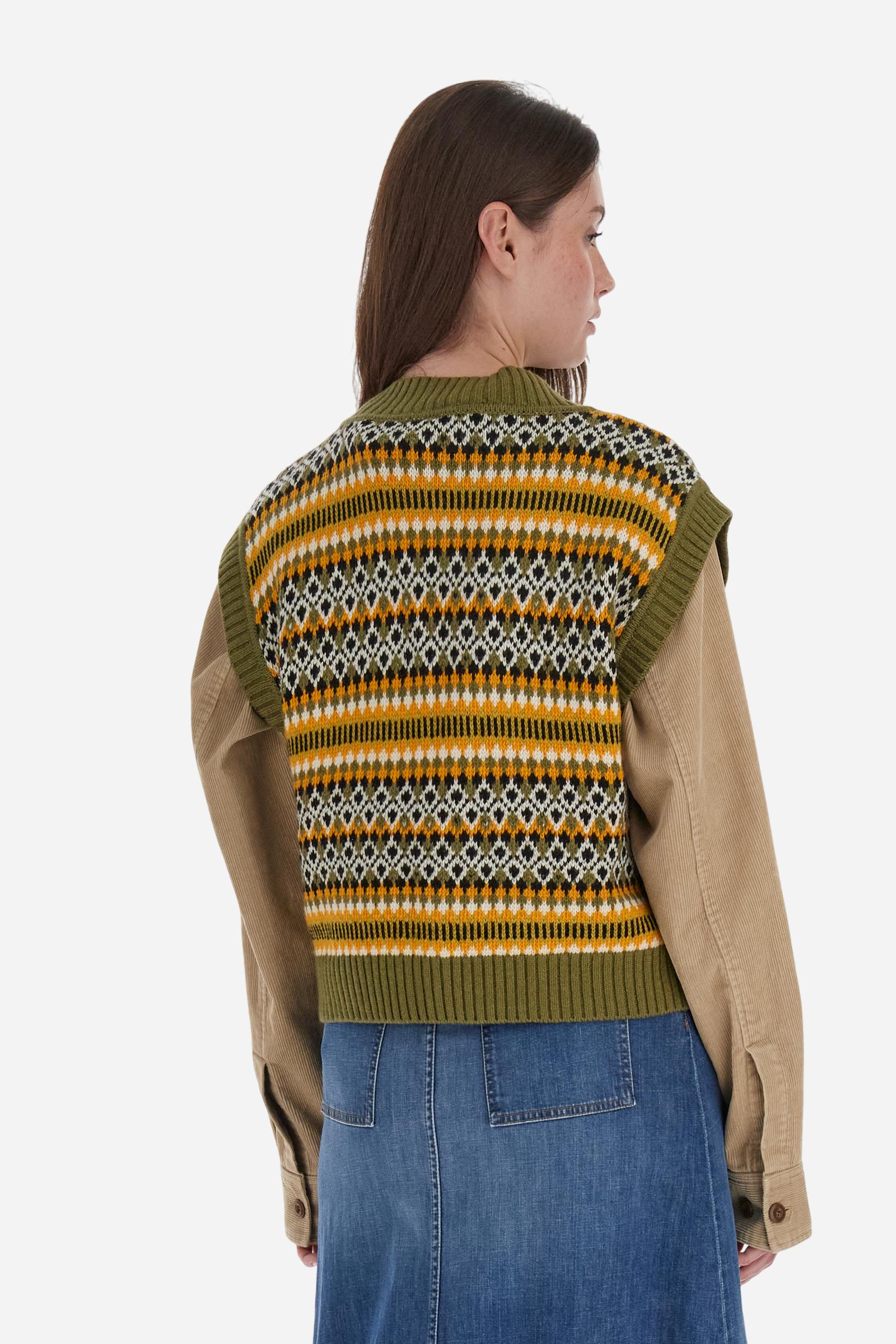 Women’s vest in lambswool blend with deep V-neck, ribbed hem and armholes. Body featuring a lively multicolour jacquard horizontal stripe pattern. Short, straight cut for a modern and comfortable look. Logo on faux leather label applied to the front hem. The model wears size 2. - Olive Branch