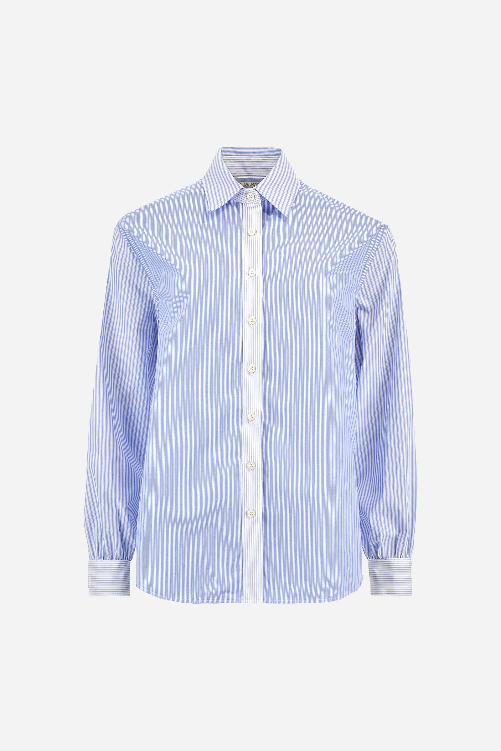Classic women’s shirt with long sleeves in 100% cotton poplin with striped blocks creating a dynamic visual effect. Classic collar and clean design, enriched by the maxi embroidered logo on the back. Regular masculine fit for a modern silhouette. The model wears size 2. - Op.White/Cornfl.Blue