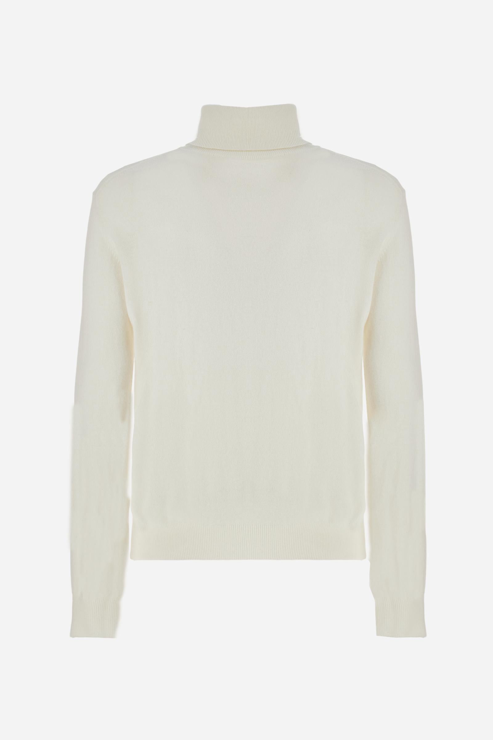 Men's long-sleeved solid colour jumper. This high-neck model is made in a soft-touch wool blend. The neck and cuffs are made in tone-on-tone ribbing. The logo is embroidered on the left of the chest in tone-on-tone thread. Regular fit. The model is wearing a size L - Off White