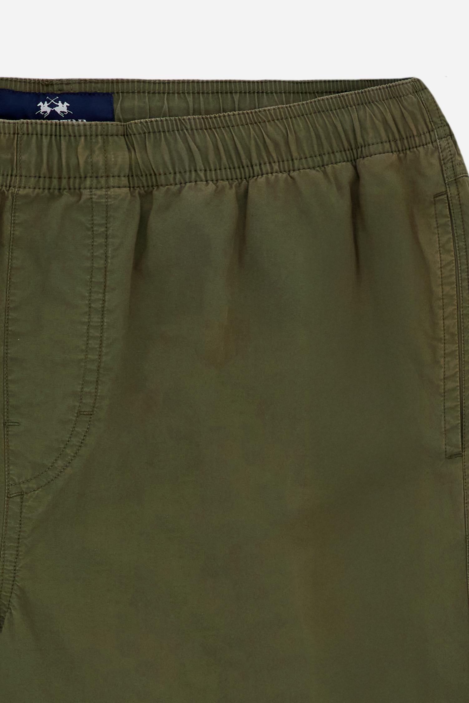 Men’s long trousers made from 100% cotton poplin in a solid color, a lightweight yet durable fabric with a soft hand, ideal for warmer seasons. The model features a straight and relaxed cut with an elasticated waistband and adjustable drawstring for maximum comfort and adaptability. Side seam pockets provide practicality, while the back welt pocket is integrated into the yoke seam and finished with visible double stitching. The distinctive detail is the Black Edition label applied above the back pocket, com