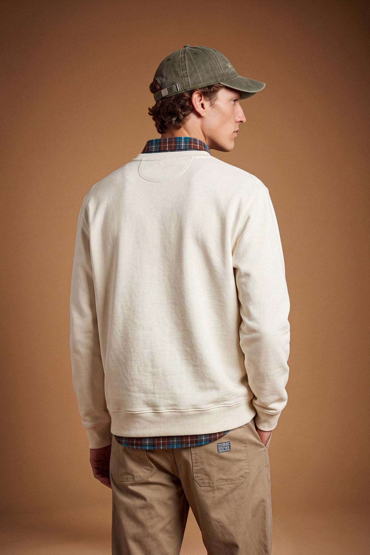 Men’s long-sleeve crewneck sweatshirt in soft 100% cotton with velvety texture, ribbed details, stitched "V" front, and contrast embroidered logo for a comfortable fit. - Pristine