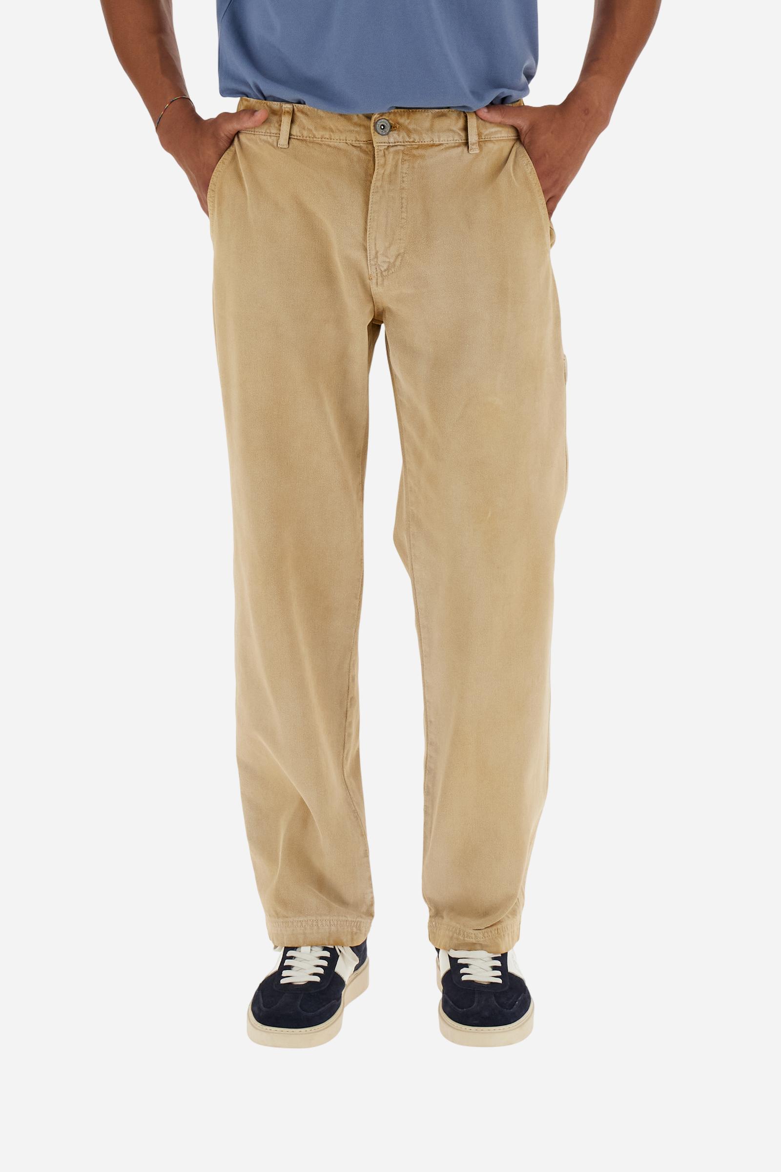 Men's Carpenter trousers in pure bull cotton. The classic five-pocket construction features a relaxed fit through the hips and thighs, with straight, wide legs.The fabric undergoes an authentic faded treatment that gives it a lived-in character and a used effect with contemporary appeal. The brand's guarantee label is applied to the back pocket, while the logo appears on a faux leather patch attached to the back of the wasitband.The model is wearing a size 33. - Bone Brown