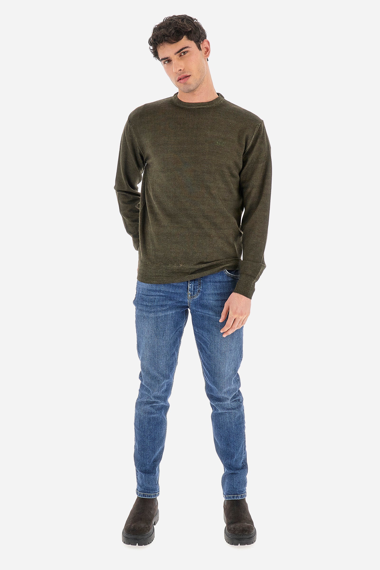 This long-sleeved crew-neck men's top is made of 100% wool and has a regular fit that makes it comfortable without being tight. Belonging to the Essential line, the solid colour of this top allows it to be easily combined with other items in your wardrobe, while the small embroidered logo on the chest adds a touch of subtle elegance to the garment. Perfect for those looking for a versatile and quality garment. The model is 187 cm tall and wears a size L. - Ivy Green