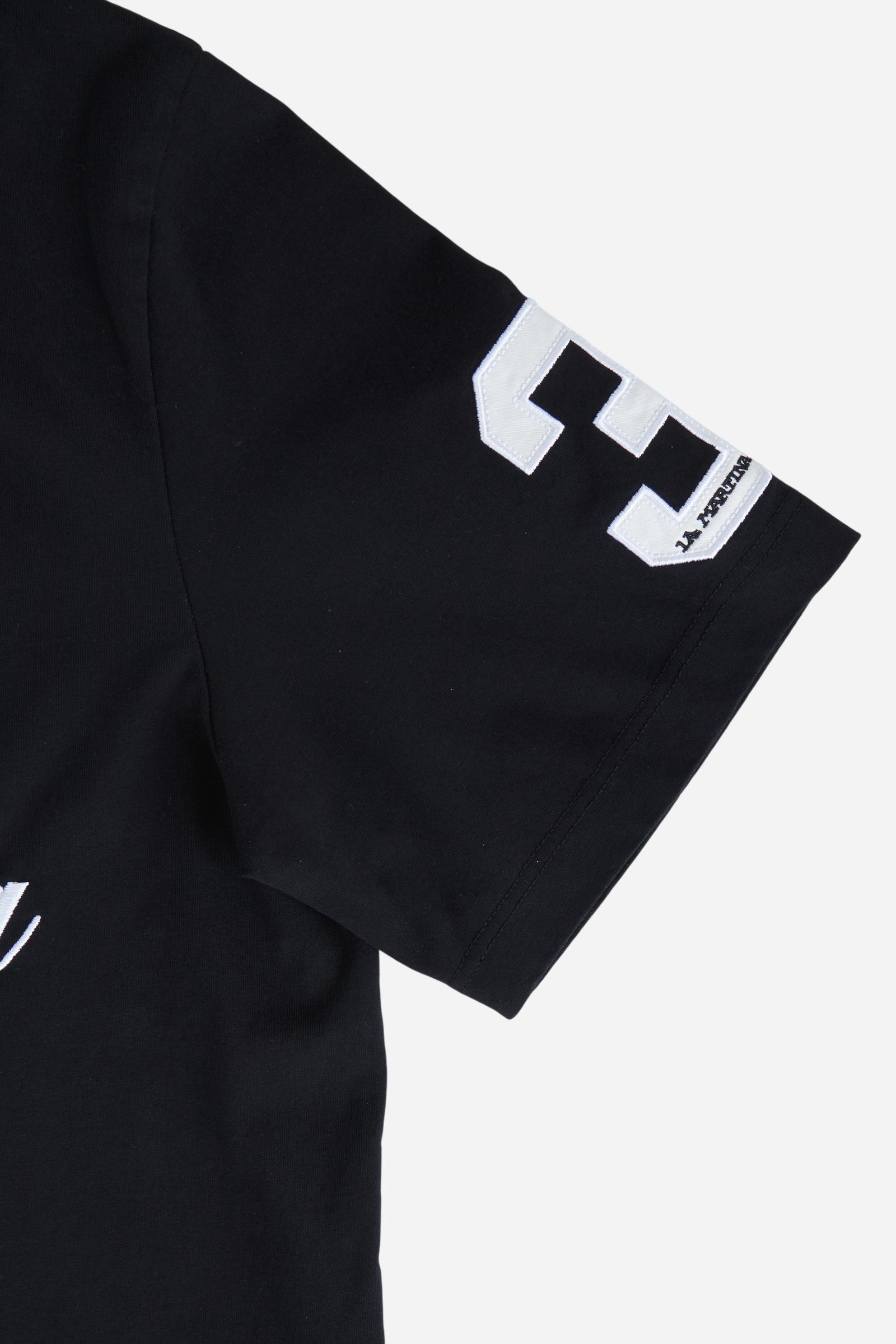 Numbered style with exclusive label, produced in only 100 pieces per style/colour. The label is positioned on the back, at the lower right, with the progressive number clearly visible. Short-sleeved polo shirt made from 100% cotton jersey. The contemporary-cut design features a modern, wide and relaxed silhouette, with a bold and contemporary streetwear attitude. The style is completed with a contrast twill collar and concealed front buttoning. The graphic has a strong visual impact, with lettering and the 