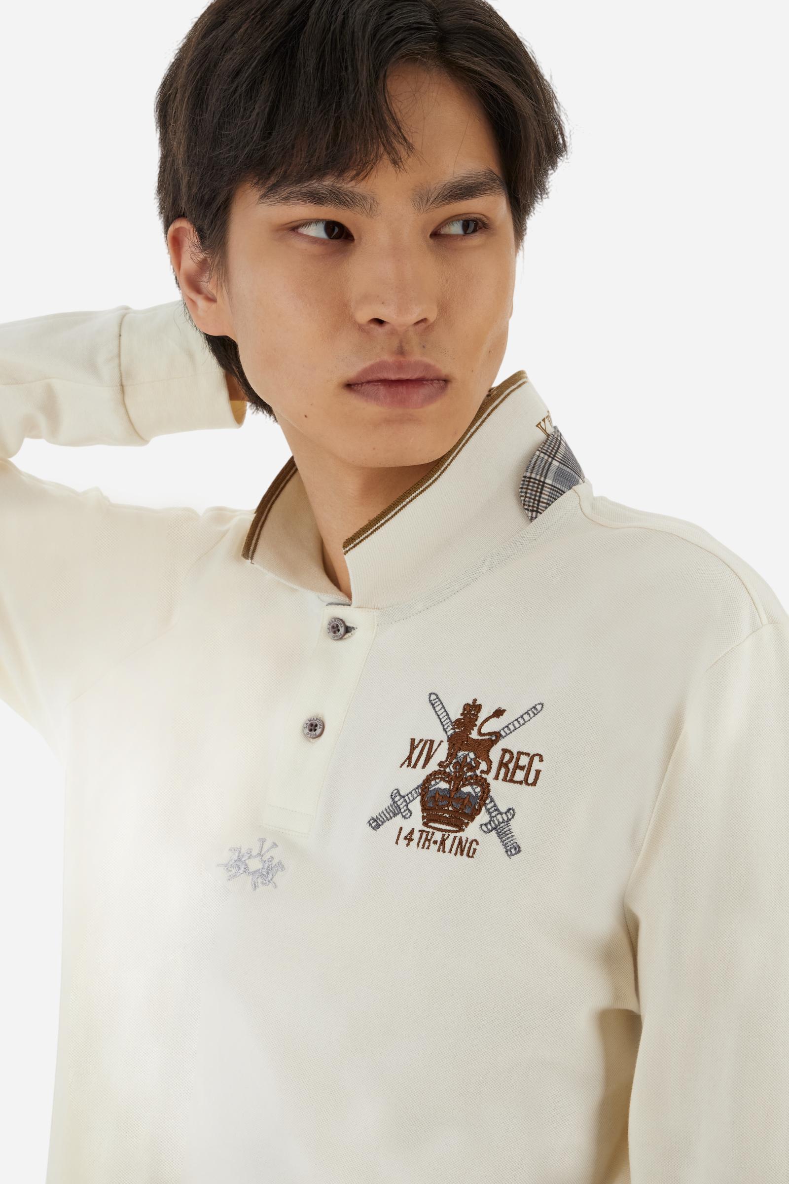 Long-sleeve polo shirt in stretch cotton jersey, soft and breathable. Ribbed collar with contrast striped edge and inner tartan ribbon. A colorful embroidered crest enriches the chest, complemented by a tonal embroidered logo under the placket with two personalized buttons. Regular fit for a versatile, timeless look. Model wears size L. - Pristine