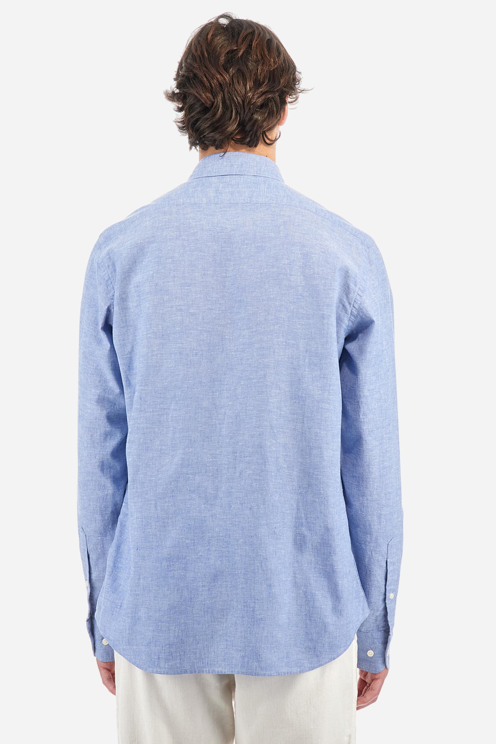 Men's plain long-sleeved shirt made from linen canvas. It features a button-down collar and a basic, traditional design, with woven labels at the bottom of the opening. The logo is embroidered on the chest, over the heart, in tone-on-tone thread. Regular fit. The model is wearing a size L. - Cornflower blue