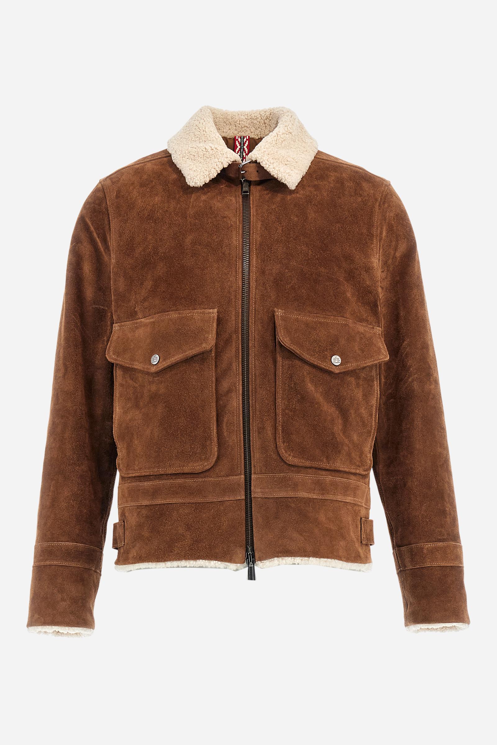 Men’s winter jacket in premium suede with light shearling details at collar, cuffs and inner hem. Front zip, two large flap pockets with personalised snap and a buckled strap at collar. Large tone‑on‑tone embroidered back logo. Regular, straight fit. Model wears size L. - Sequoia                                                                                                                                                                                                                                        