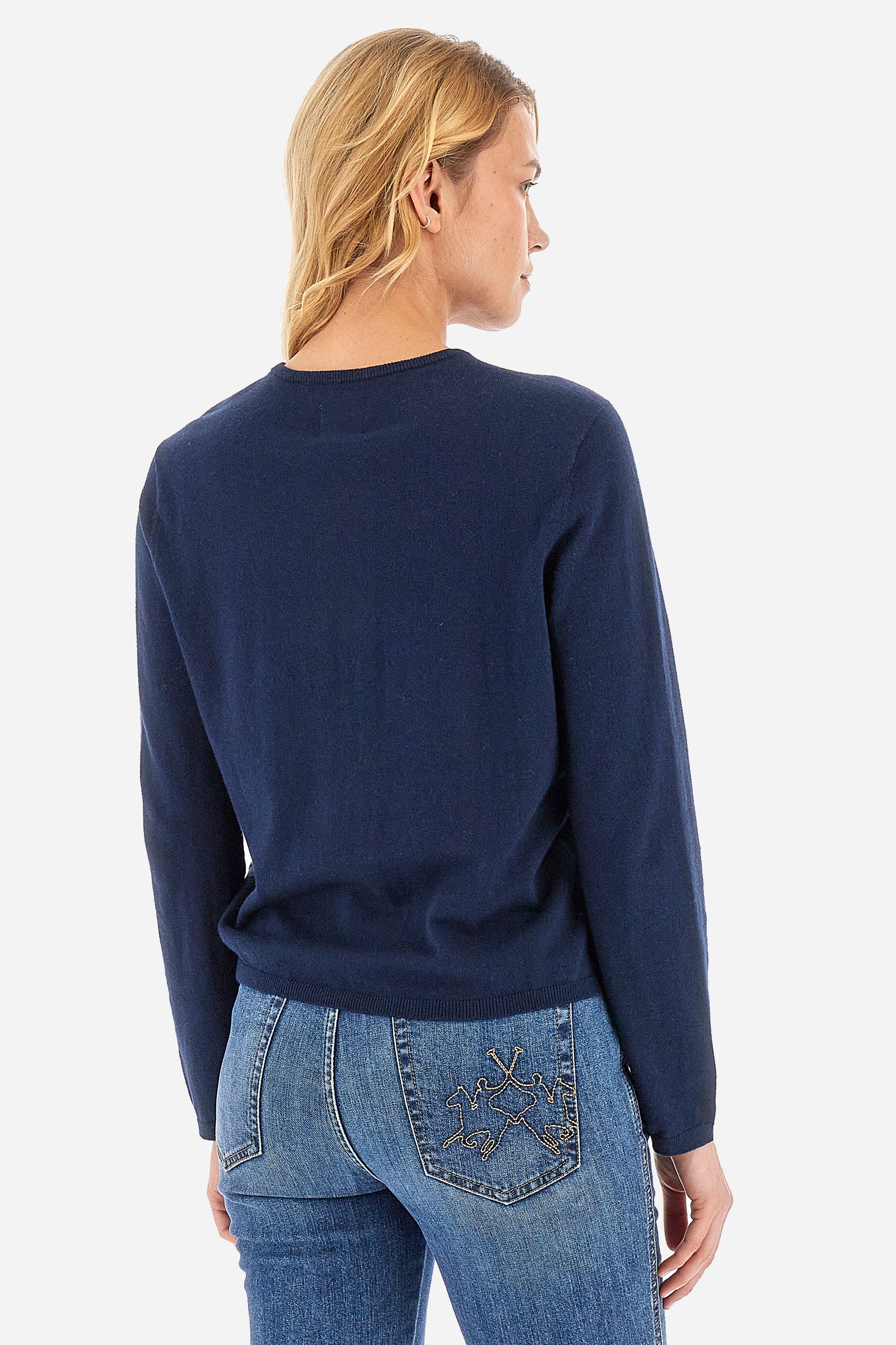 Women’s crew neck sweater made of cashmere blended yarns. With long sleeves and a regular fit to fit all silhouettes. The solid color has a gold contrast embroidery on the front of the England line making the garment original and unique. The small La Martina logo is applied on two buttons, one on the crew neck, and one on the waist. Ideal garment to give a touch of sophistication to winter outfits. The model is 174 cm tall and wears a size 2. - Navy