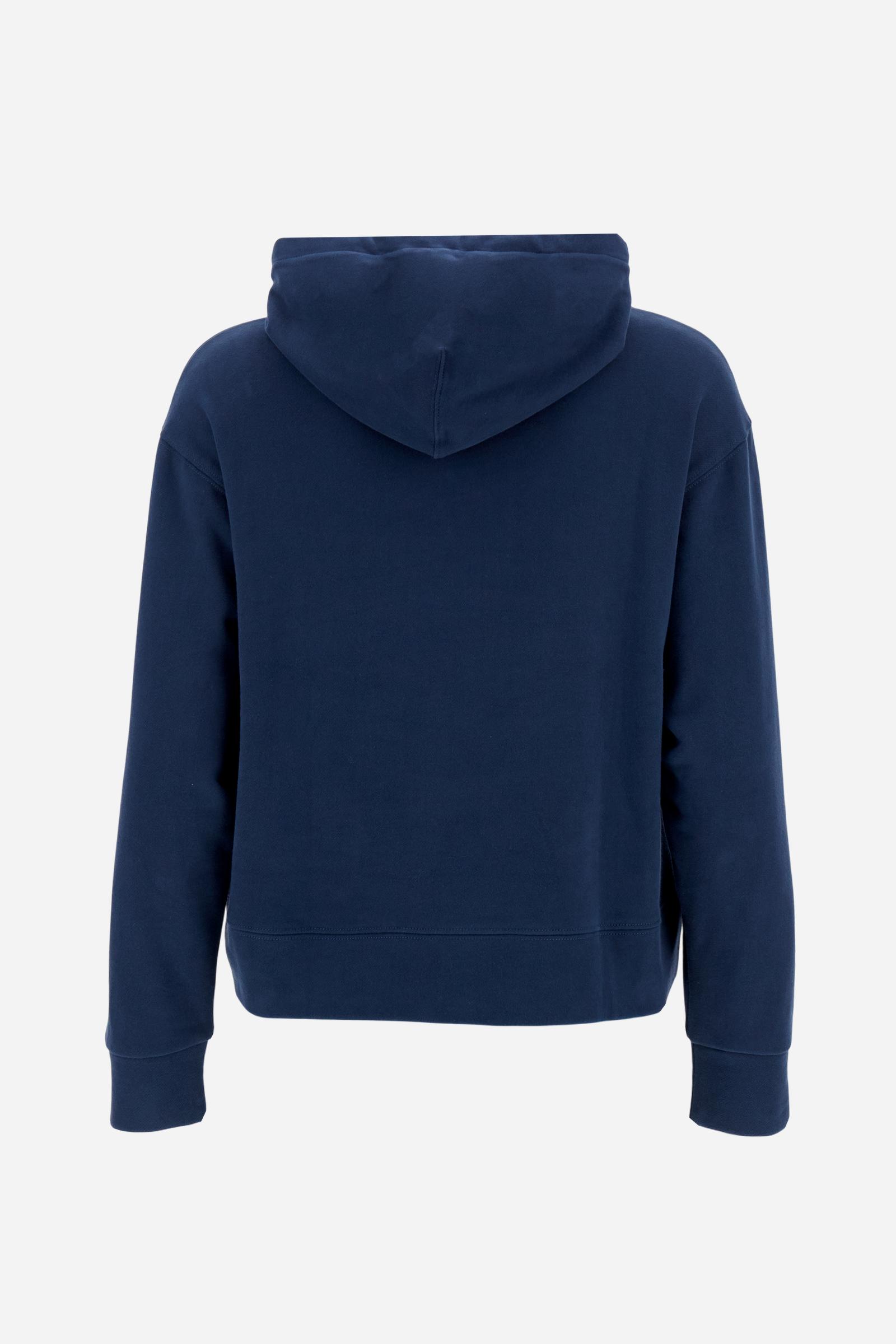 Women’s hoodie with long sleeves in 100% cotton french terry, solid colour with a velvety and warm touch. The hood is lined in tone-on-tone jersey and finished with a velvet drawstring. The chest graphic recalls the refined aesthetics of the Royal Polo theme, while the small brand logo is tone-on-tone embroidered on the sleeve. The model wears size L. - Navy