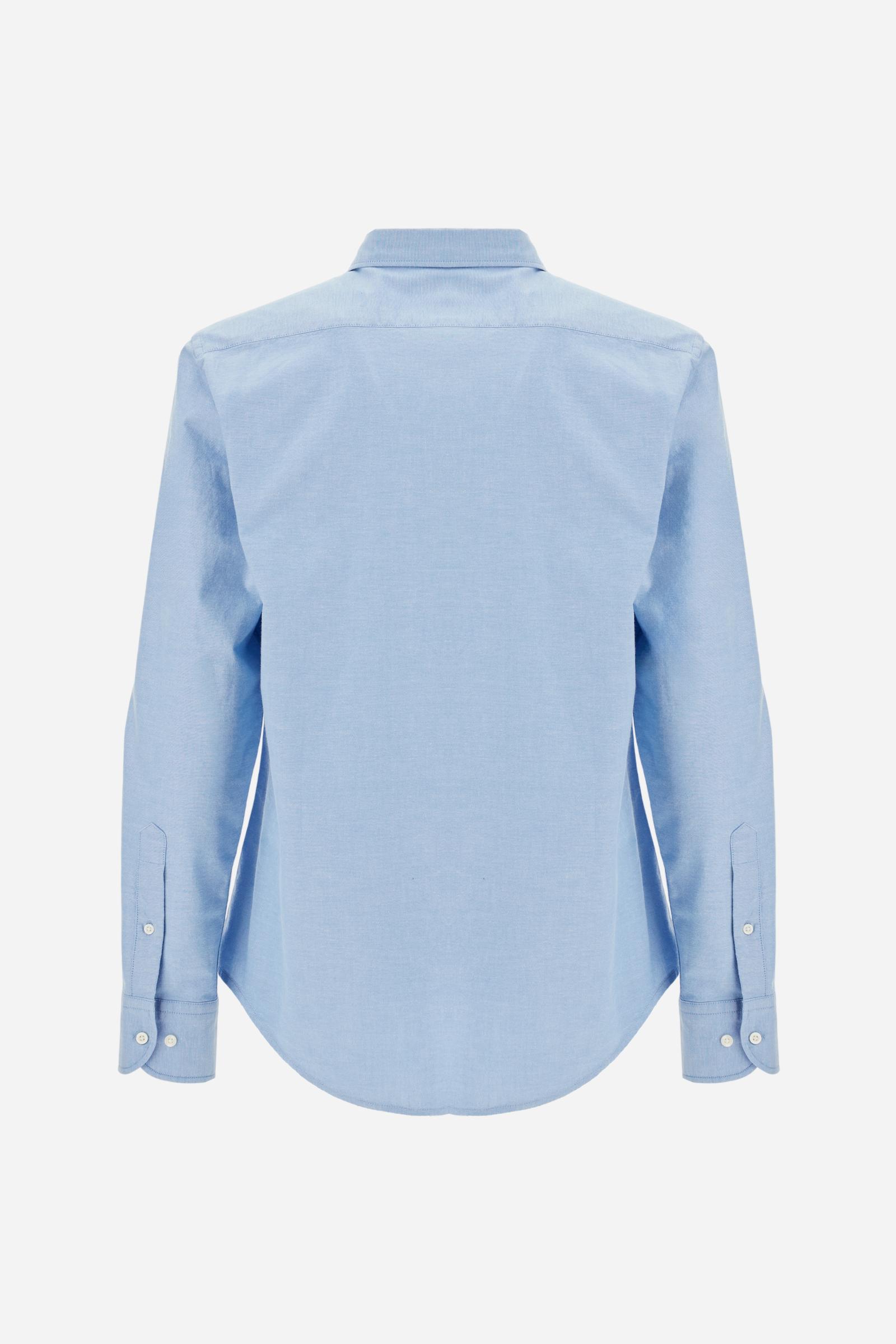 Classic men's long-sleeved shirt in stretch cotton Oxford, solid colour. Finished with a French collar and interior regimental-pattern fabric details. Chest features multicolour prints and embroideries inspired by British Polo, including the large team logo embroidered in contrast. Regular fit ensuring comfort and enhancing any physique. Model wears size L. - Cornflower blue