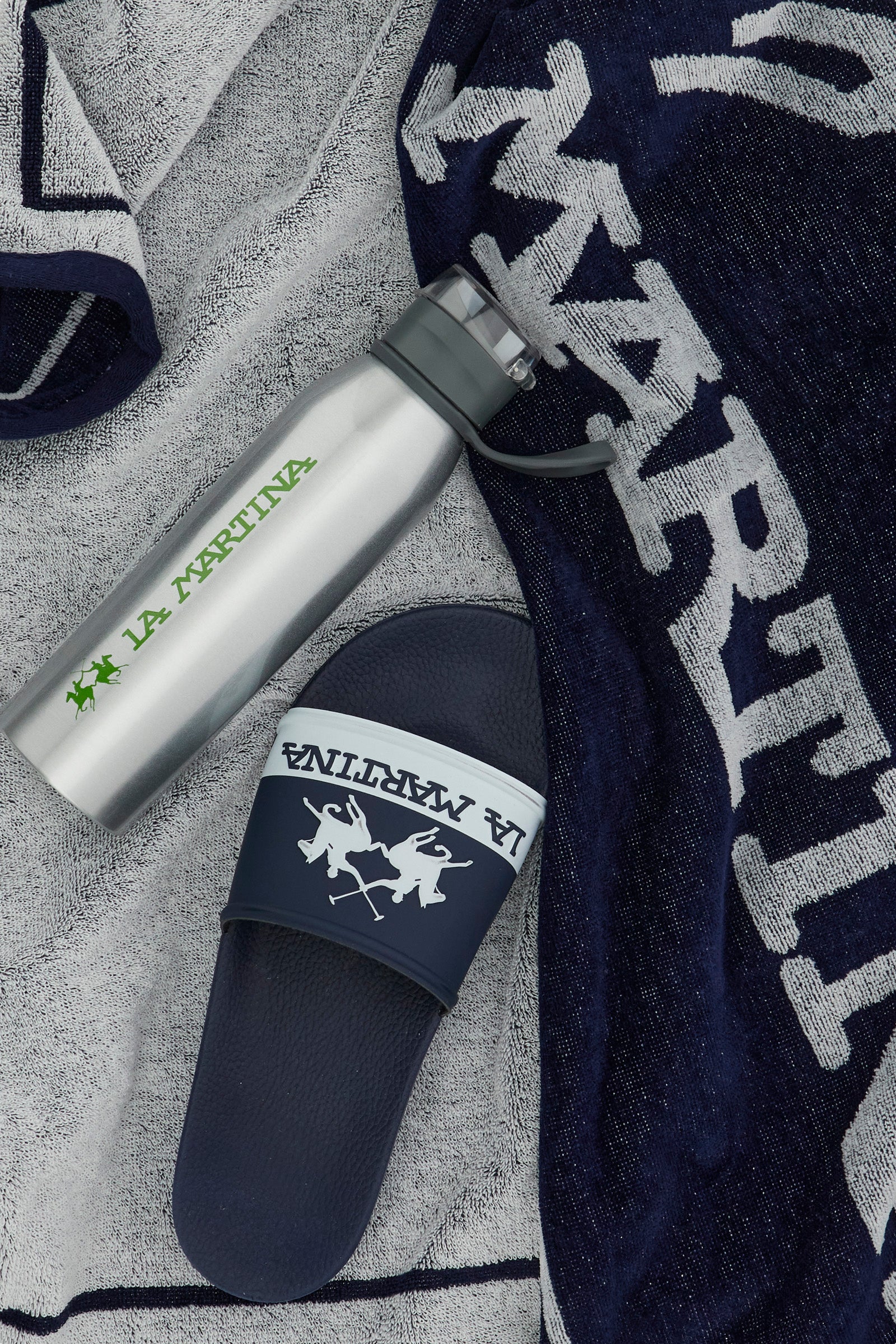 Unisex aluminium bottle with a watertight lid and logo