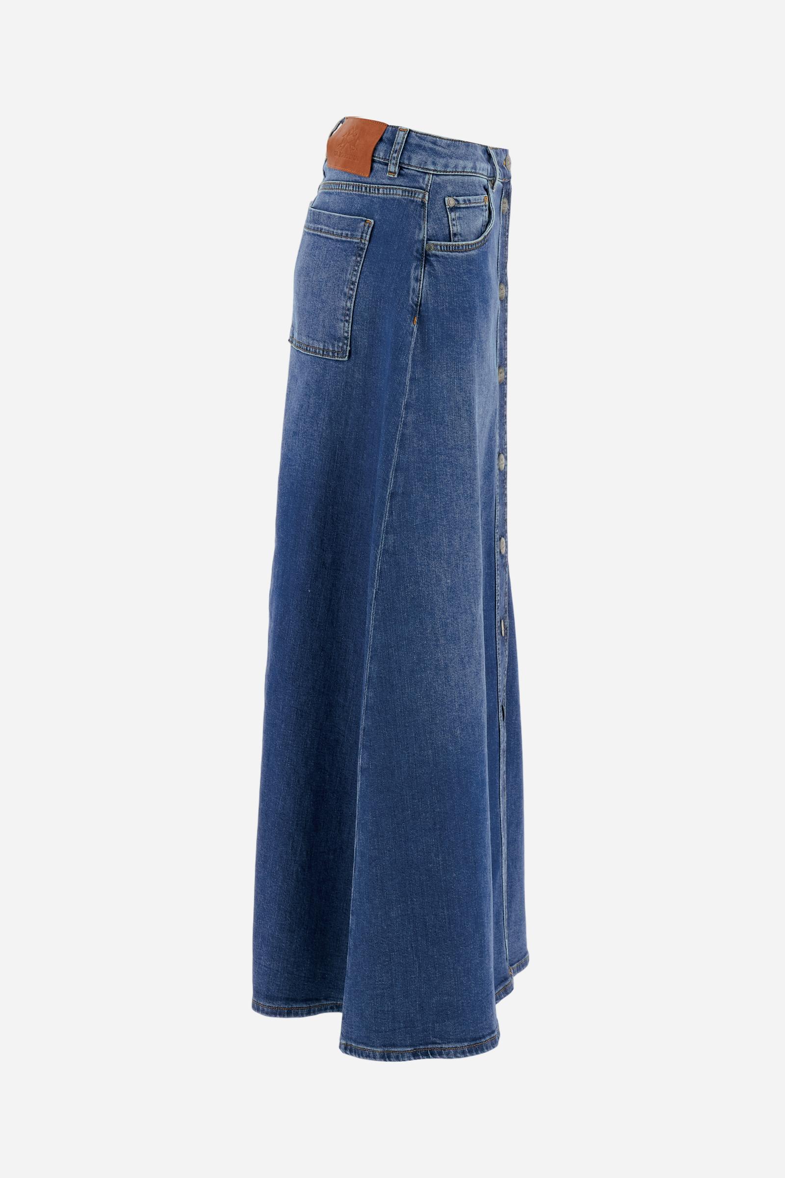 Women's long skirt in stretch cotton denim. 5-pocket model with front opening fastened by custom tack buttons.The logo features on the back of the eco-leather waistband applied to the right of the waist. The flared fit creates a feminine, fluid look. The model is wearing a size 2 - Medium Indigo Denim