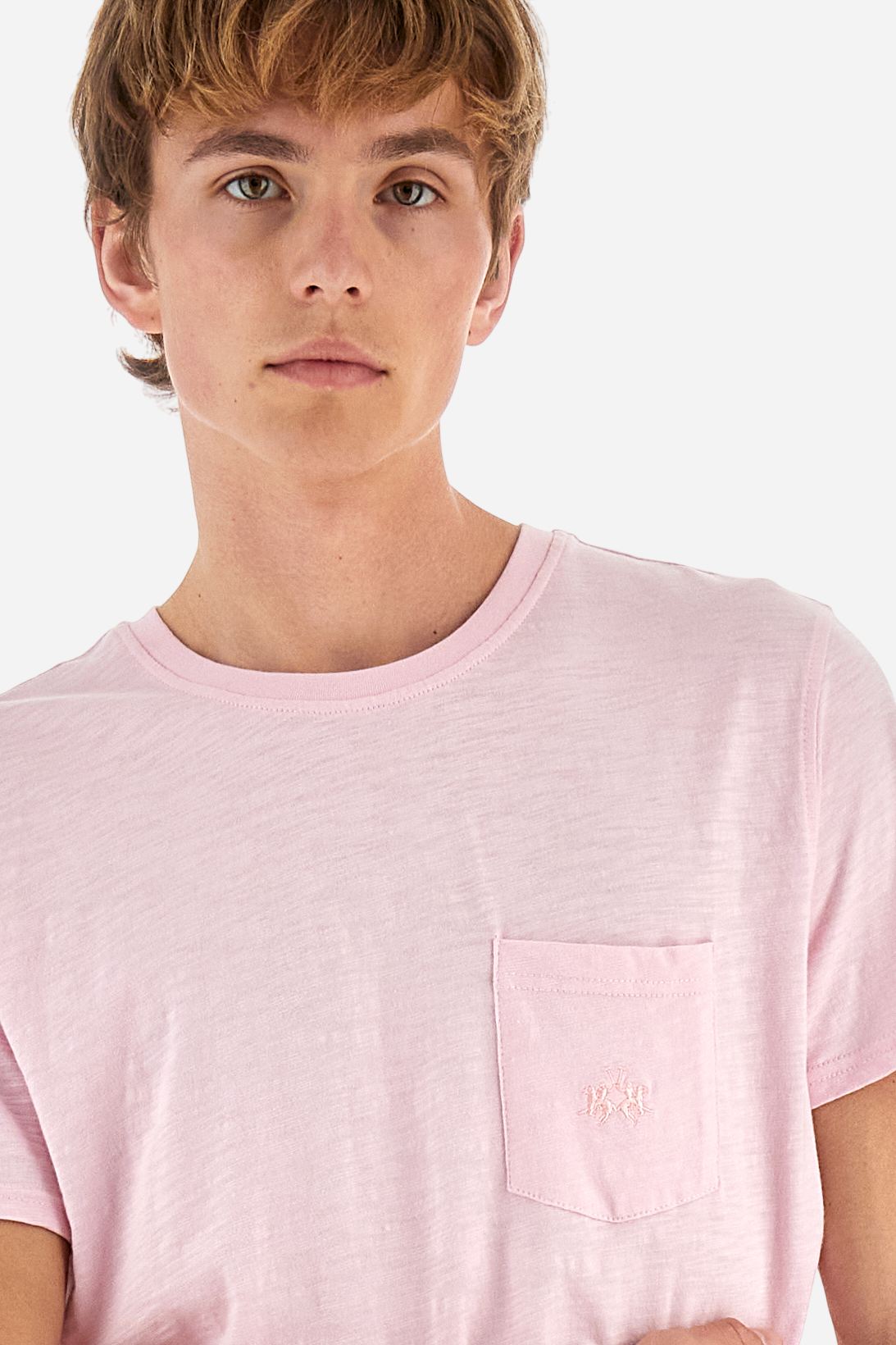Men's short-sleeved T-shirt with a crew neck in a single colour. Made of 100% cotton. A small logo is embroidered on a chest pocket. Regular fit. The model wears a size L. - Parfait Pink