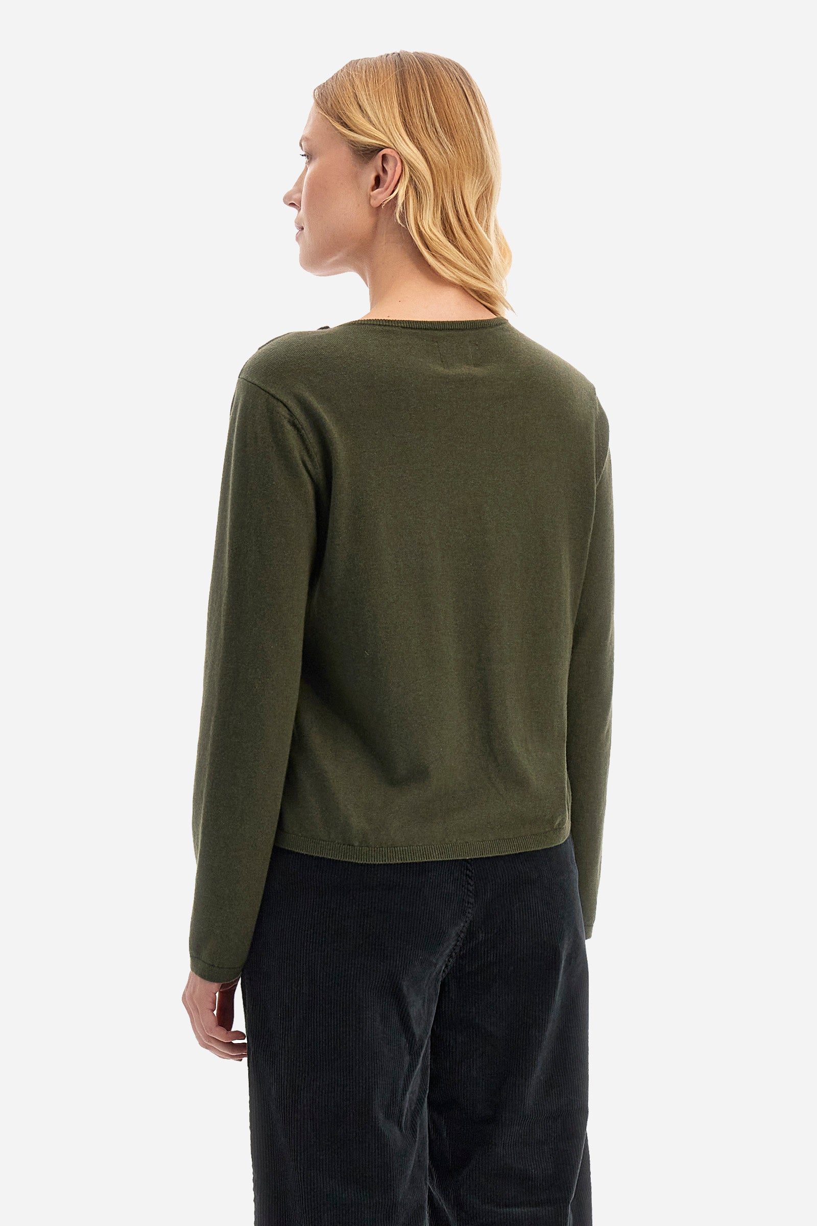 Women’s crew neck sweater made of cashmere blended yarns. With long sleeves and a regular fit to fit all silhouettes. The solid color has a gold contrast embroidery on the front of the England line making the garment original and unique. The small La Martina logo is applied on two buttons, one on the crew neck, and one on the waist. Ideal garment to give a touch of sophistication to winter outfits. The model is 174 cm tall and wears a size 2. - Ivy Green